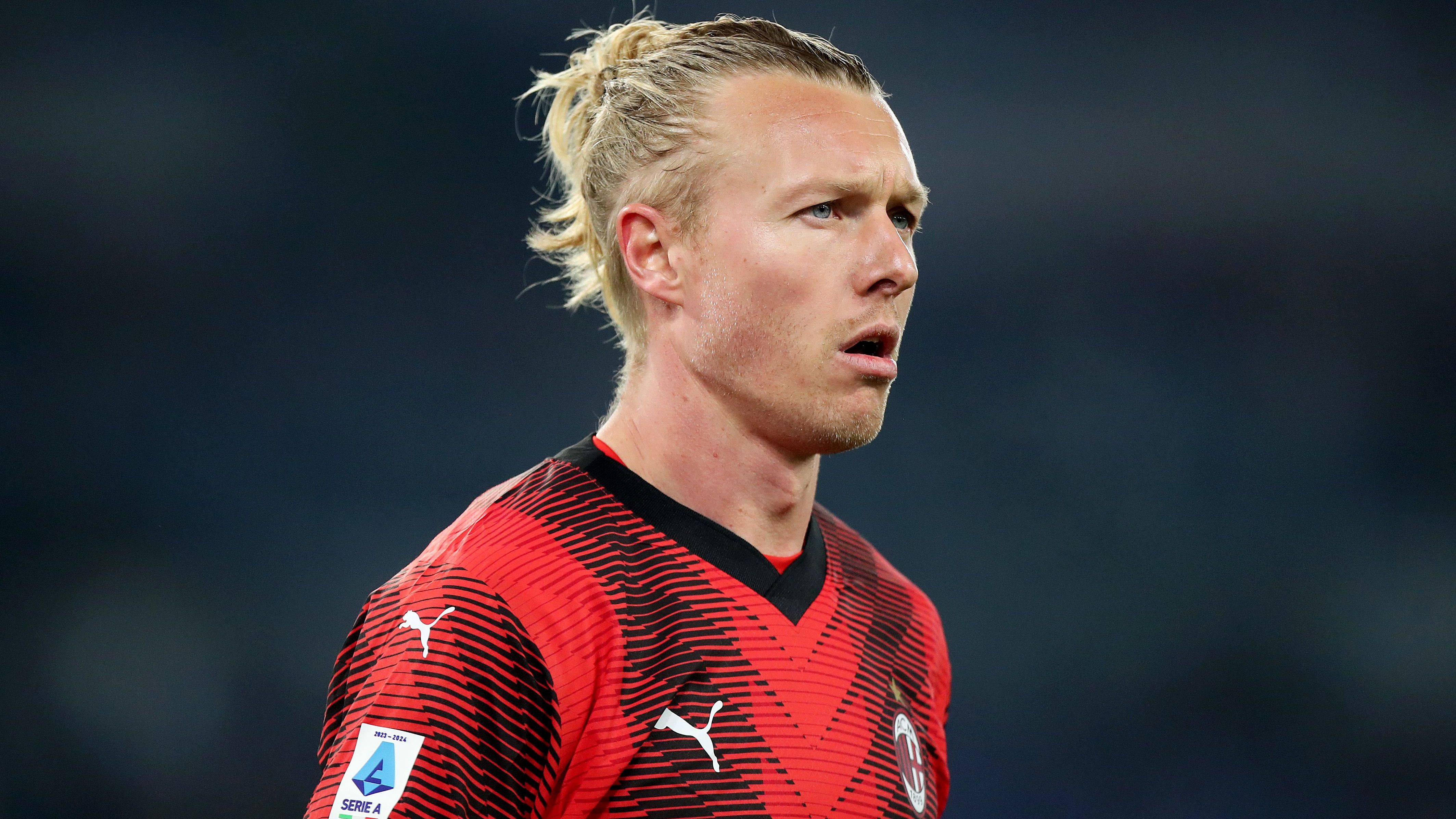 <strong>Simon Kjaer (zuletzt AC Mailand)</strong><br>Vier Jahre lang stand Simon Kjaer zuletzt bei Milan unter Vertrag, ehe dieser im Sommer 2024 endete. Für den 35-jährigen Dänen, der in der Bundesliga einst für Wolfsburg spielte, läuft die Vereinssuche nach wie vor. Der Innenverteidiger steht vor allem für viel Erfahrung, spielte in der Serie A, in La Liga, der Bundesliga sowie der Ligue 1.&nbsp;