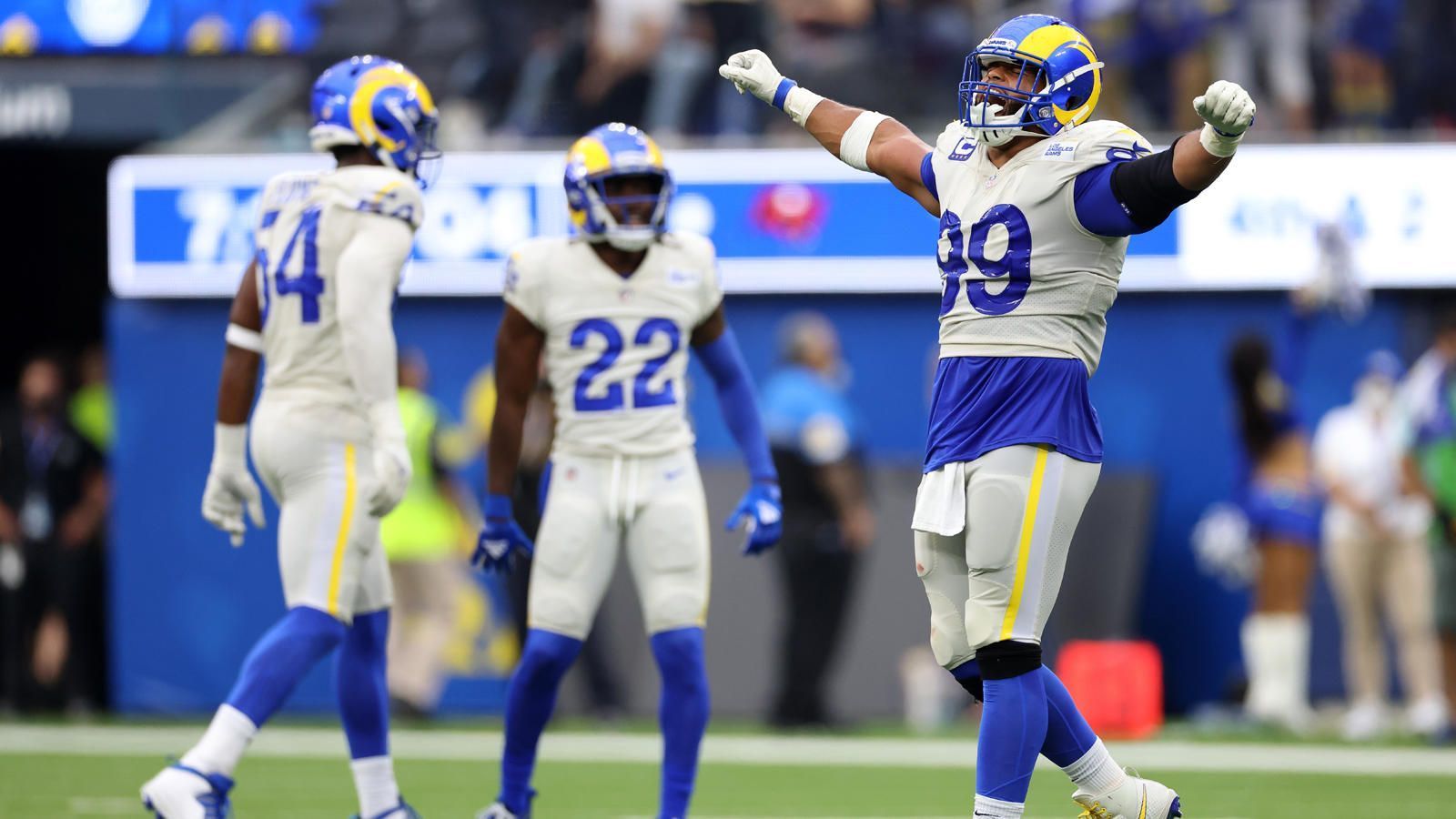 
                <strong>Los Angeles Rams</strong><br>
                Die Defense der Rams tut, was sie tun muss. Das dominante Niveau der Vorsaison hat die Einheit von Defensive Coordinator Raheem Morris zwar noch nicht erreicht, doch mit Aaron Donald und Jalen Ramsey hat Los Angeles noch immer zwei der besten Verteidiger der NFL im Kader. In vereinzelten Kategorien, wie etwa zugelassene Yards oder Third-Down-Defense, agiert die Mannschaft nur unterdurchschnittlich, doch Punkte lassen Donald und Co. nur selten zu. Mit der hochexplosiven Offense braucht McVay gar keine Defense, die jedem Spiel den Stempel aufdrücken kann. Die Konstanz der Offensive gepaart mit einer unangenehmen Defensive bestätigen Optimisten vor der Saison: L.A. ist ein klarer Super-Bowl-Contender. 
              