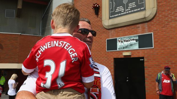 
                <strong>Schweinsteigers Debüt für Manchester United</strong><br>
                ... oder Trikots - selbst der kleinste United-Fan ist im Schweinsteiger-Fieber.
              