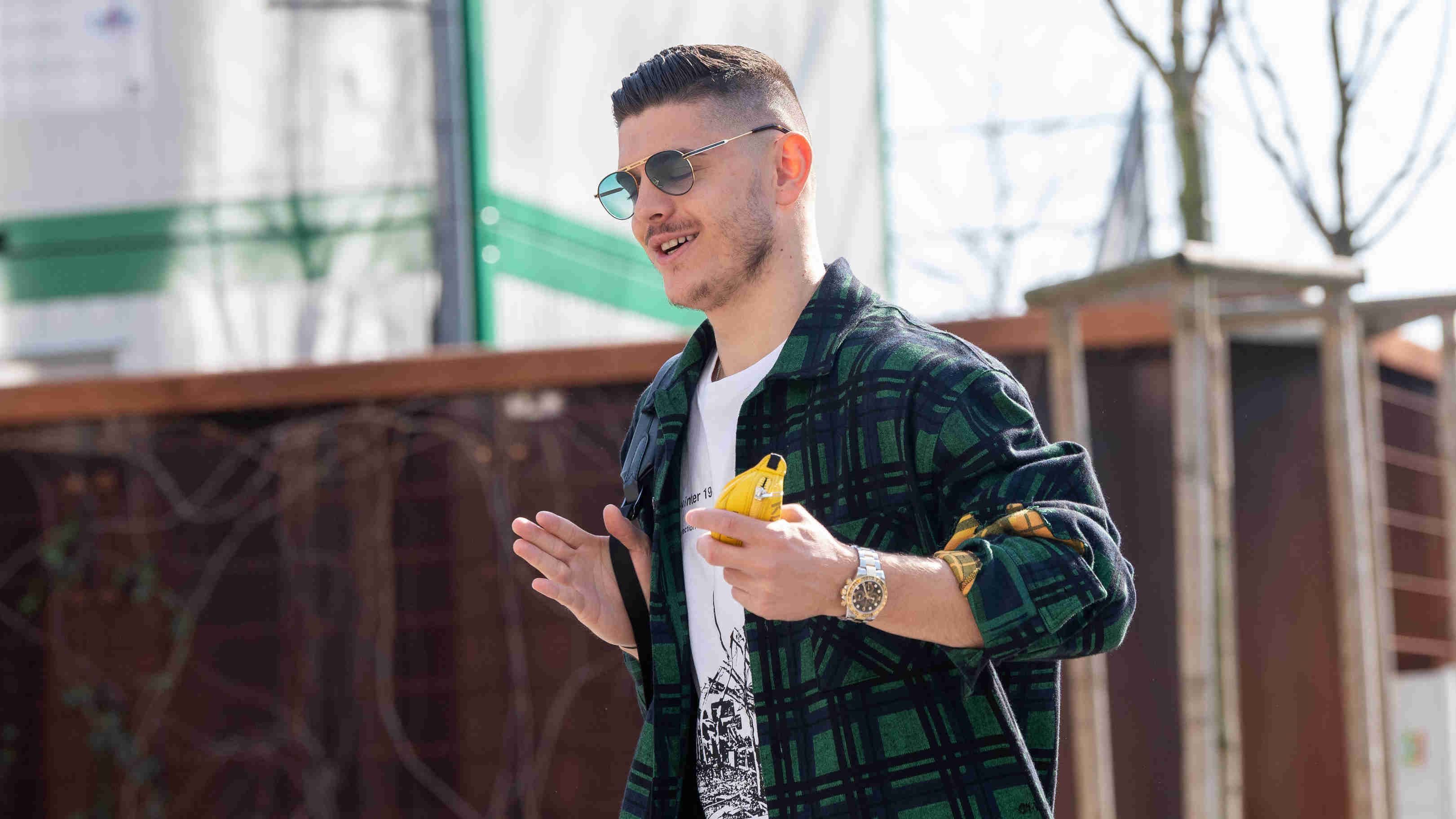 
                <strong>Milot Rashica (Werder Bremen) </strong><br>
                Der Kosovare fühlt sich bereit für den Schritt zu einem größeren Klub. Immer wieder wird er bei Borussia Dortmund gehandelt. Sein Berater, Ex Profi Altin Lala, erklärte bei "Sport 1" aber: Wir standen vor der Corona-Krise in Kontakt mit einigen Klubs – auch aus der Bundesliga. Zurzeit steht aber alles still."
              