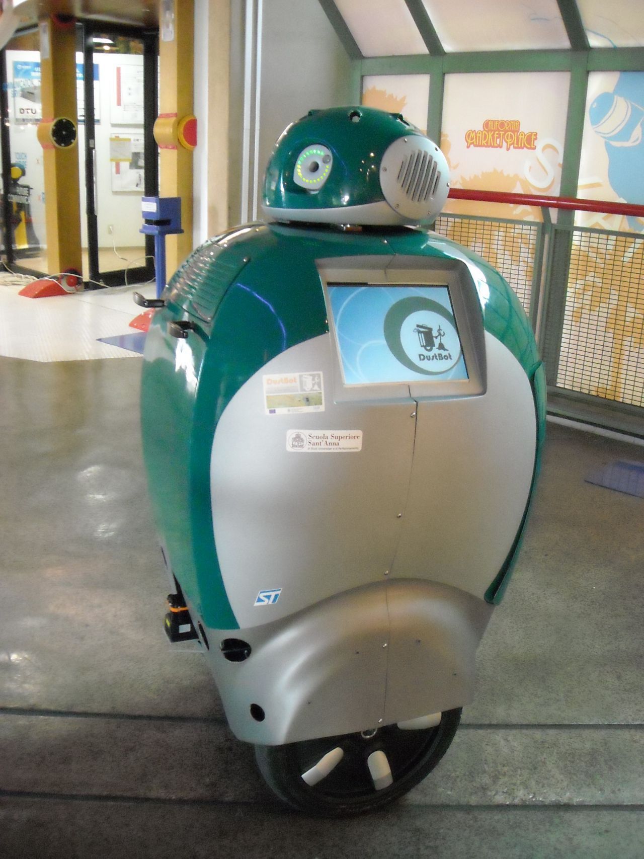 Der Roboter "DustBot" fegt italienische Straßen. Und kann sogar Müll trennen. 
