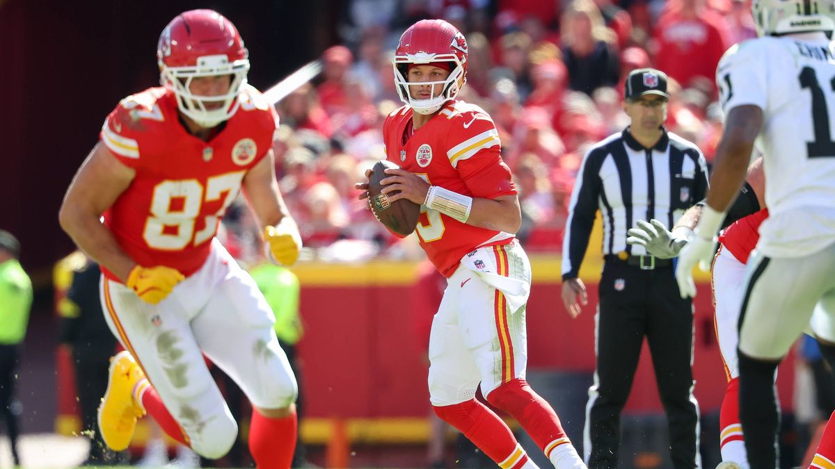 October 19, 2025: Kansas City Chiefs quarterback Patrick Mahomes (15) looks to pass during an NFL, American Football Herren, USA football game against the Las Vegas Raiders at GEHA Field at Arrowhe...