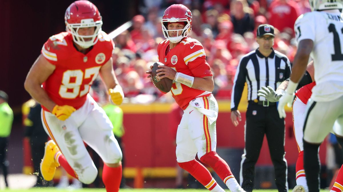 October 19, 2025: Kansas City Chiefs quarterback Patrick Mahomes (15) looks to pass during an NFL, American Football Herren, USA football game against the Las Vegas Raiders at GEHA Field at Arrowhe...