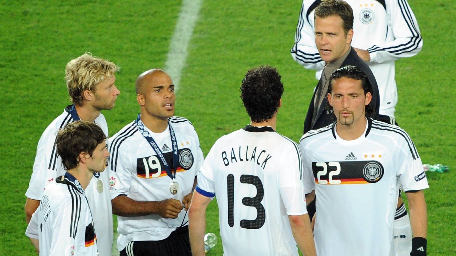 
                <strong>2008: Streit mit Ballack auf dem Spielfeld</strong><br>
                Nach dem verlorenen EM-Finale 2008 gegen Spanien (0:1) hingen die Köpfe bei der Nationalmannschaft verständlicherweise unten. Teammanager Bierhoff tröstete die Nationalspieler zwar, forderte sie aber auch auf, sich bei den mitgereisten Fans für ihre Unterstützung zu bedanken. Das gefiel Michael Ballack so gar nicht. Er griff Bierhoff erst verbal an und wollte gar auf ihn losgehen. Mittlerweile haben sich beide jedoch wieder versöhnt.
              