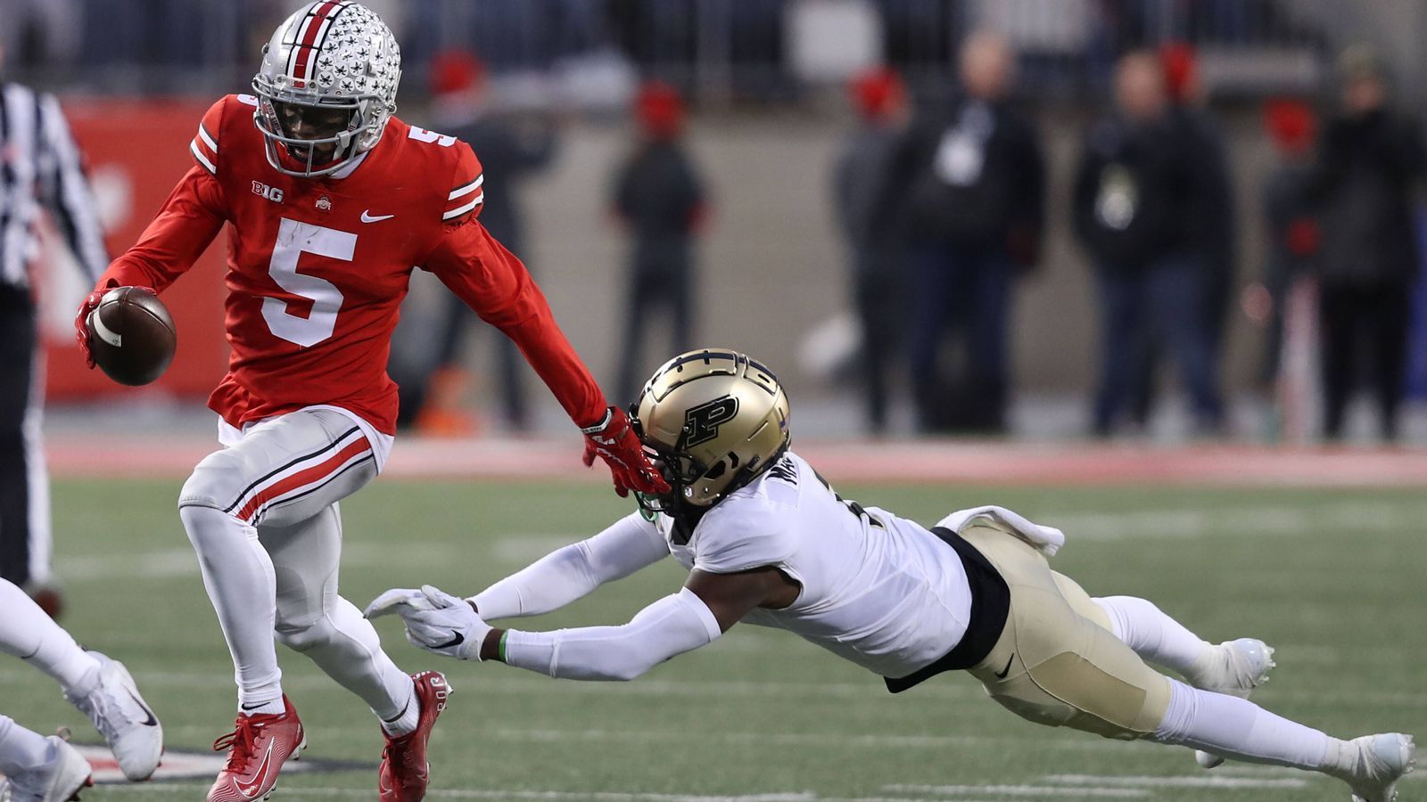 
                <strong>22. Pick: Green Bay Packers - Garrett Wilson, WR, Ohio State</strong><br>
                Der Abgang von Davante Adams wird nicht mal eben so zu ersetzen sein, aber die Green Bay Packers haben dennoch beinahe keine andere Wahl, als in diesem Draft einen Wide Receiver zu wählen. Mit ihrem ersten von zwei Erstrundenpicks nehmen sie Garrett Wilson vom Board.
              