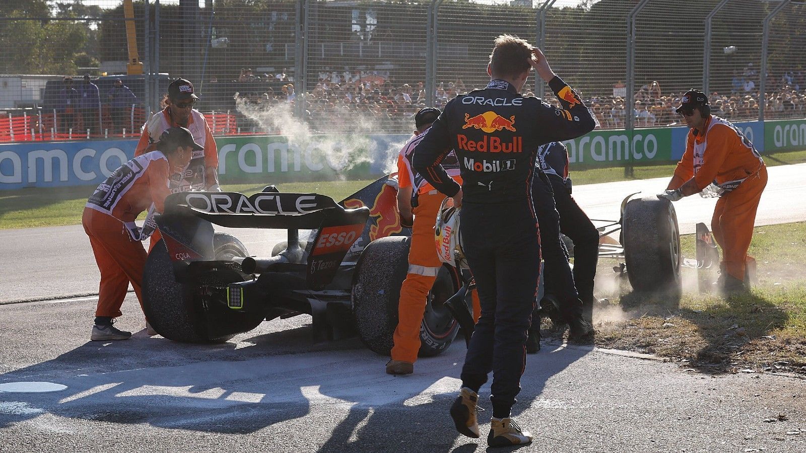 
                <strong>Verlierer: Max Verstappen</strong><br>
                Schlechter hätte der Grand Prix in Melbourne für den Weltmeister wohl nicht laufen können. Im Qualifying verpasste Max Verstappen die Pole, im Rennen konnte er vor allem in Sachen Geschwindigkeit nicht mit Ferrari-Pilot Charles Leclerc mithalten. Hätte der Niederländer das Rennen auf Rang zwei beenden können, wäre Red Bull wohl zumindest zufrieden gewesen. Dem war aber nicht so. Wie beim Auftakt in Bahrain blieb Verstappen auch in Australien aufgrund eines technischen Defekts stehen. Der zweite "Nuller" im dritten Rennen, so kann die Mission Titelverteidigung nicht gelingen. Von einer "Katastrophe" sprach der Champion im Hinblick auf die Zuverlässigkeit seines Boliden, Motorsport-Chef Helmut Marko bestätigte "alarmierende" Zustände. Rang sechs in der WM-Wertung - nicht Verstappens Anspruch.
              