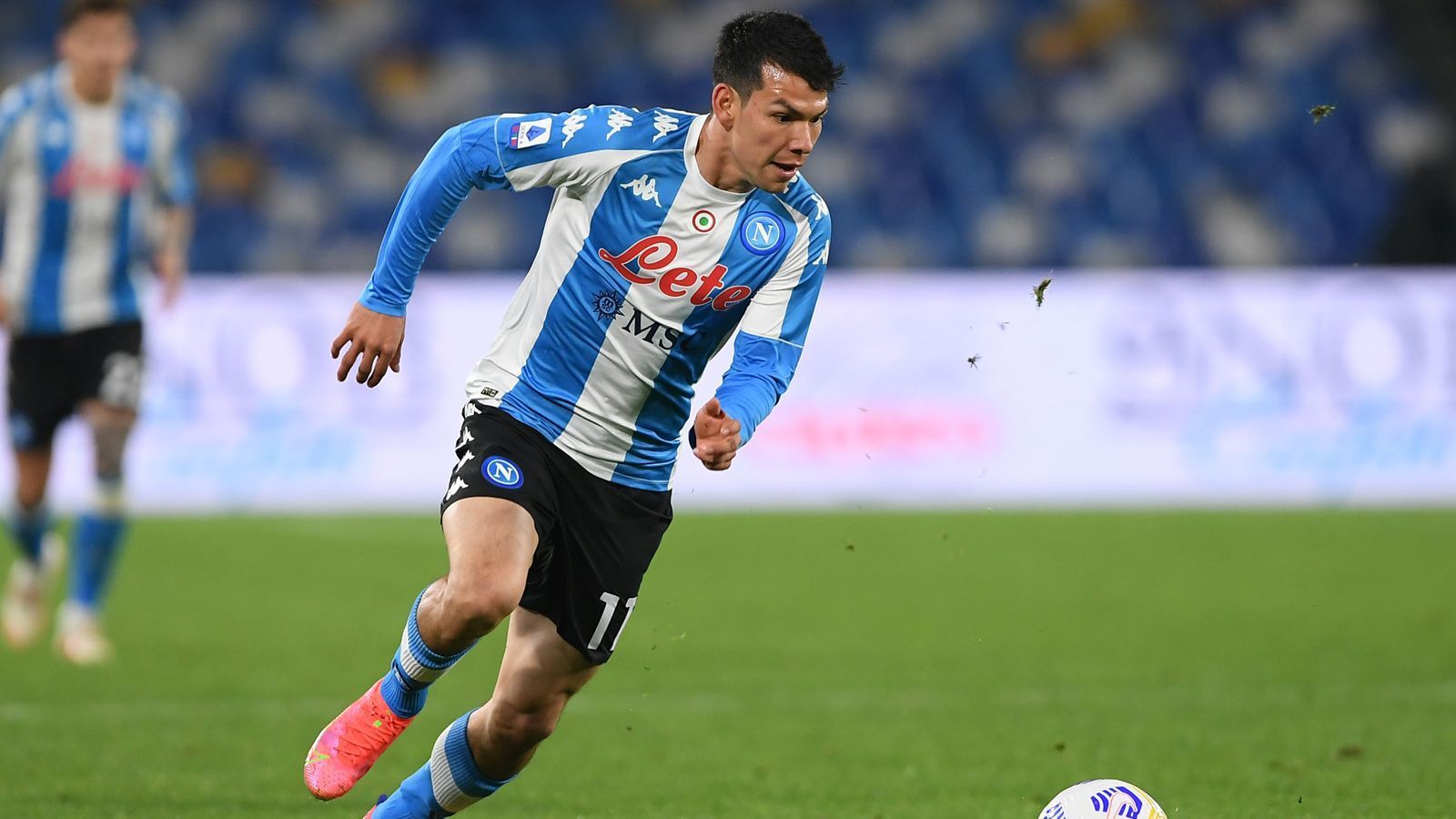 
                <strong>Hirving Lozano (SSC Neapel)</strong><br>
                Der Deutschland-Schreck von der WM 2018 ist einer von mittlerweile zahlreichen Profis, die Raiola von der niederländischen Eredivisie in eine der Top-4-Ligen Europas transferiert hat. Für den Mexikaner Hirving Lozano zahlte Neapel im Sommer 2019 kolportierte 35 Millionen Euro Ablöse an die PSV Eindhoven. Die Zusammenarbeit zwischen Raiola und Lozano begann bereits kurz nach dessen Wechsel in die Niederlande im Sommer 2017. Schon damals verfolgten sowohl Spieler und Berater das große Ziel eines Transfers in eine stärkere Liga als die Eredivisie.
              