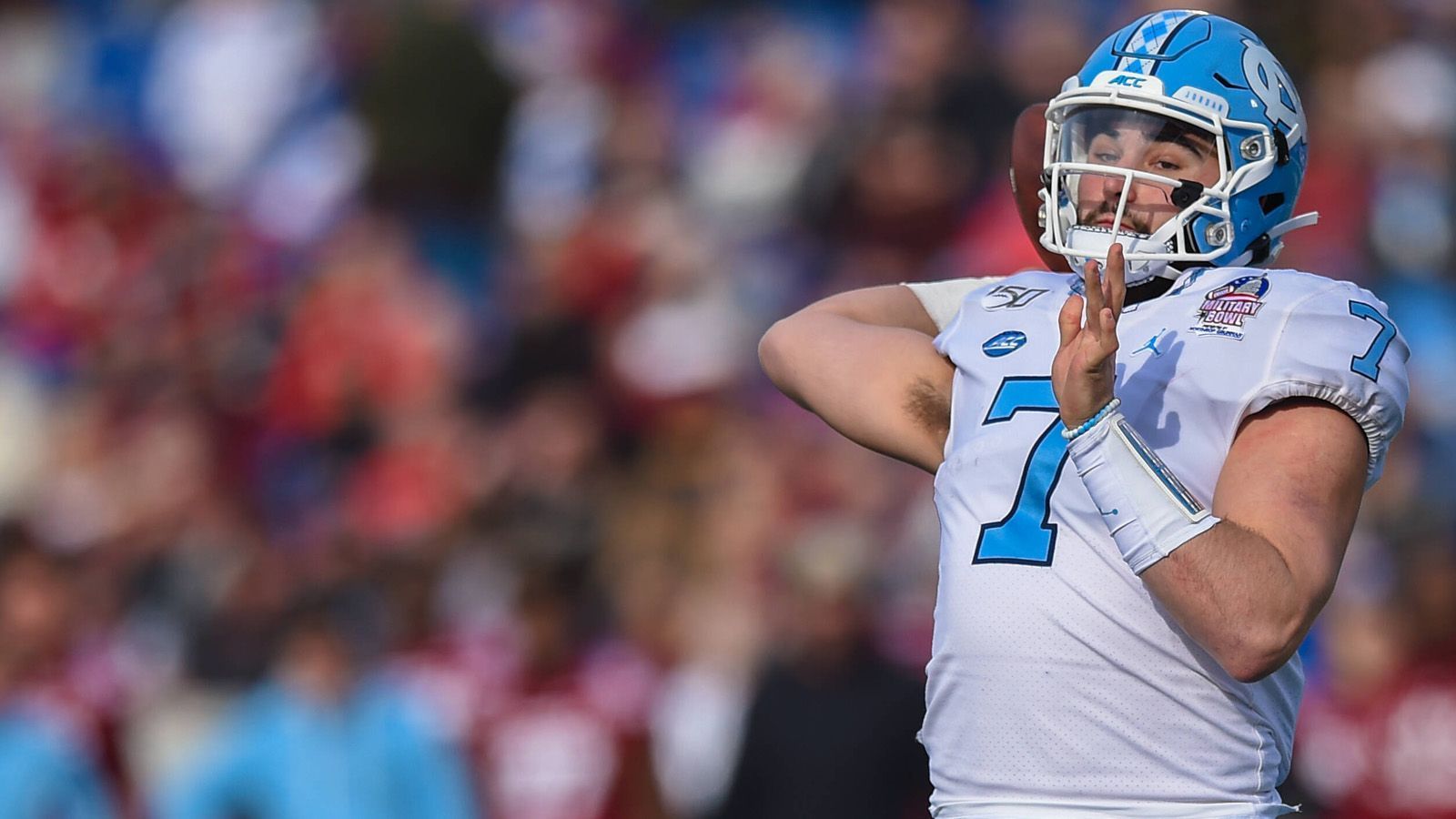 
                <strong>Sam Howell (North Carolina Tar Heels)</strong><br>
                Sam Howell hat seine starke Form im zweiten Jahr bestätigt. Der 20-Jährige verbuchte die meisten Passing-Yards (3586) und Touchdownpässe (30) in der ACC und führte die Tar Heels in den Orange Bowl. Dort unterlag North Carolina gegen die Texas A&M Aggies. Im Gegensatz zu Rattler ist er ein typischer Pocket Passer, glänzt dabei durch sein herausragendes Spielverständnis. Er ist physisch sehr stark, muss allerdings noch konstanter werden. Trotzdem dürfte er in der NFL ein sicherer Erstrunden-Pick sein.
              