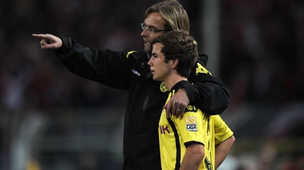 
                <strong>November 2009: Bundesliga-Debüt gegen Mainz</strong><br>
                Mario Götzes Startschuss in eine erfolgreiche Bundesliga-Karriere fällt ebenfalls im Signal-Iduna-Park. Jürgen Klopp wechselt ihn am 21. November 2009 beim Unentschieden gegen Mainz ein. Zwei Minuten steht er in dieser Partie auf dem Rasen. In den kommenden Monaten spielt sich Götze in die Herzen der BVB-Fans. 
              