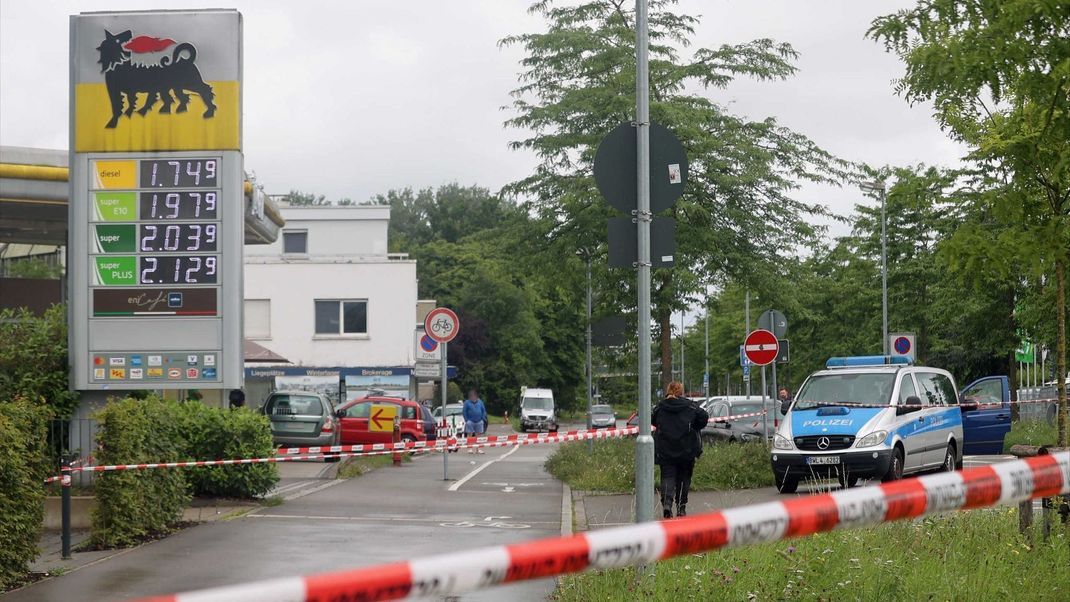 7. Juli 2024, Konstanz,&nbsp;Baden-Württemberg: Nach mehreren Schüssen auf eine Menschengruppe an einer Tankstelle hat die Polizei einen Bereich mit Absperrband gesichert.