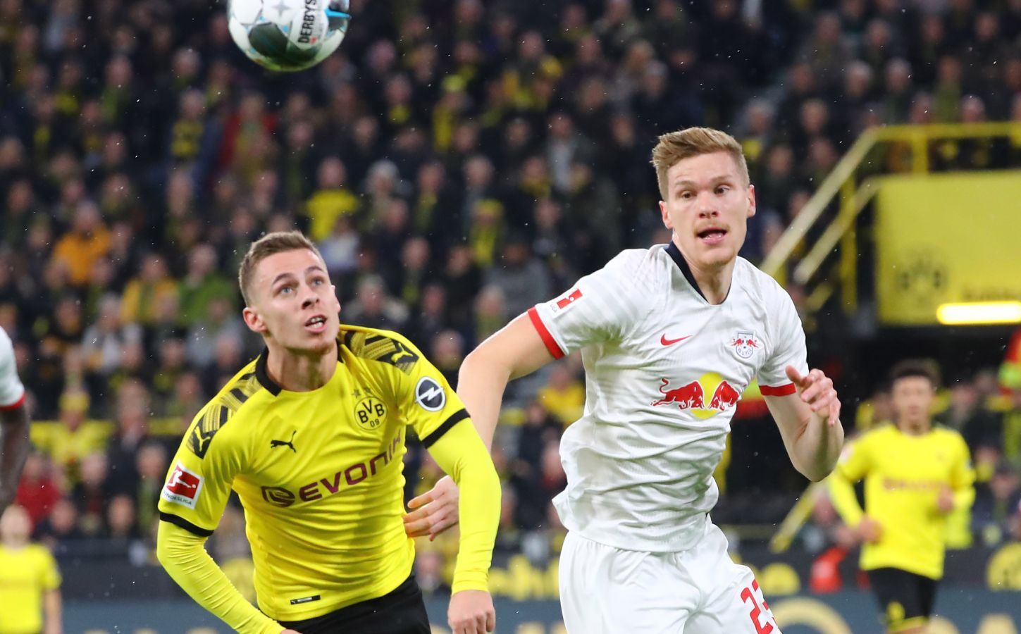 
                <strong>Marcel Halstenberg (RB Leipzig)</strong><br>
                Hat auf seiner linken Seite viel zu tun, vor allem der flinke Hakimi taucht immer wieder auf. Viele Dortmunder Angriffe kommen über seine Seite. Hat Pech, als er vor seinem vermeintlichen Ausgleichstreffer knapp im Abseits steht. Lässt Sancho in der 55. Minute alleine im Strafraum stehen, der Engländer dankt ihm diese Freiheit mit dem Führungstreffer zum 3:2. Zwar gegen Reus im Strafraum zur Stelle (69.), aber kein wirklich souveräner Auftritt des deutschen Nationalspielers. ran-Note: 4
              