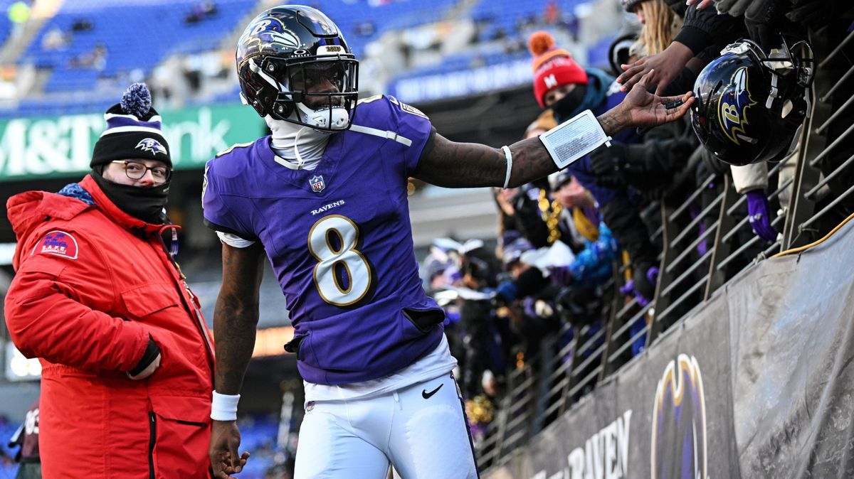 NFL, American Football Herren, USA Cleveland Browns at Baltimore Ravens Jan 4, 2025; Baltimore, Maryland, USA; Baltimore Ravens quarterback Lamar Jackson (8) arrives before the game against the Cle...