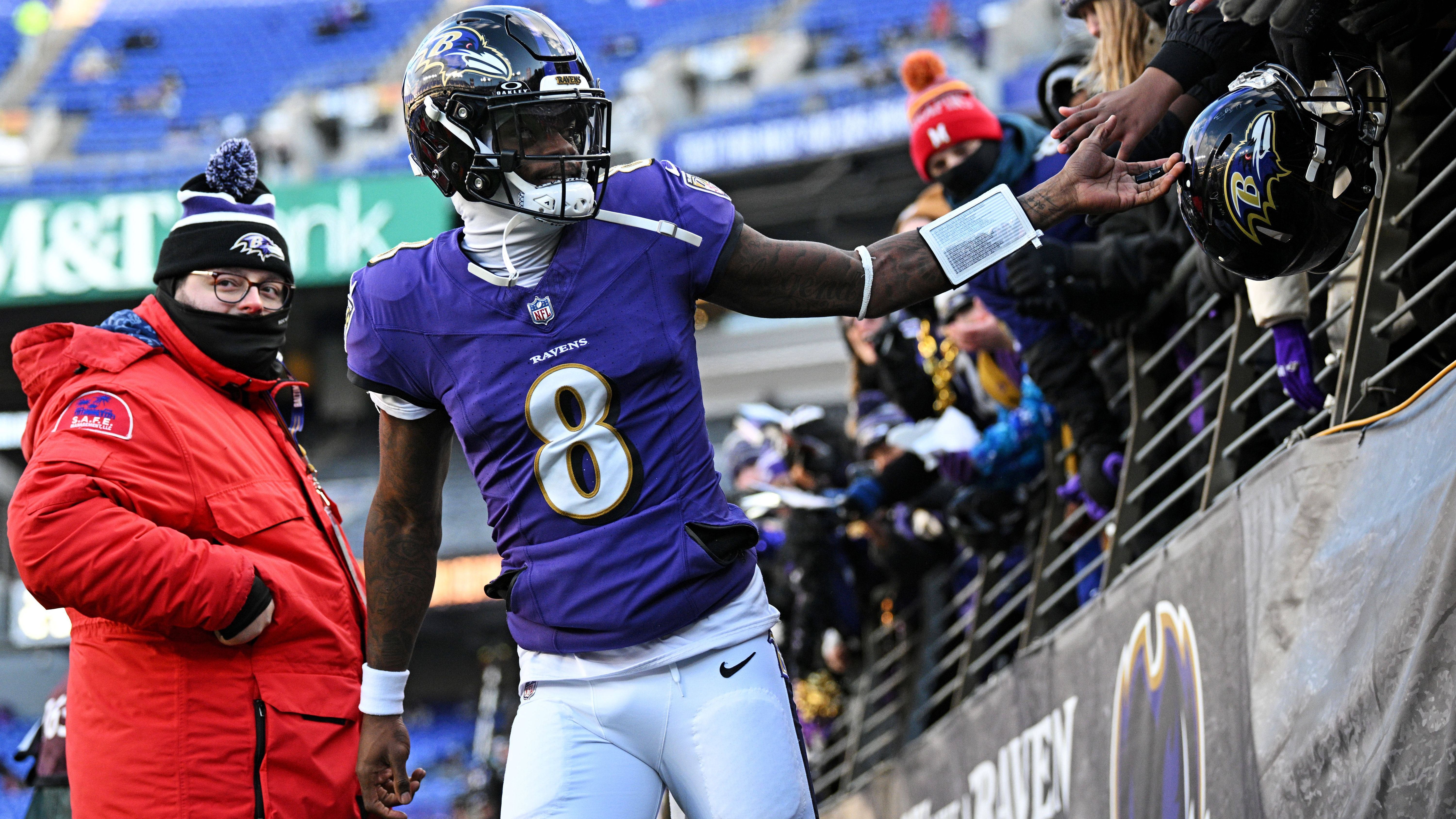 <strong>Week 18: Lamar Jackson (Baltimore Ravens)</strong><br>Das Spiel der Ravens in Woche 18 gegen die Cleveland Browns war noch nicht einmal in der Halbzeit, da stellte der Quarterback Baltimores einen NFL-Rekord auf. Lamar Jackson ist der erste Spieler in der Liga-Historie mit mehr als 4.000 Passing Yards und 800 Rushing Yards innerhalb einer einzelnen Saison.