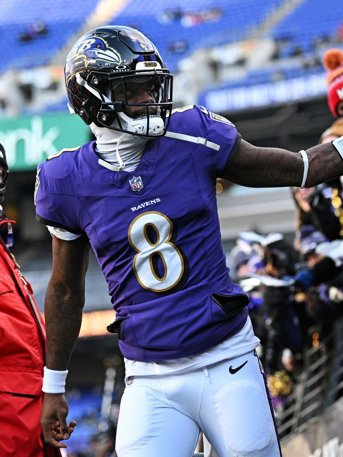 NFL, American Football Herren, USA Cleveland Browns at Baltimore Ravens Jan 4, 2025; Baltimore, Maryland, USA; Baltimore Ravens quarterback Lamar Jackson (8) arrives before the game against the Cle...