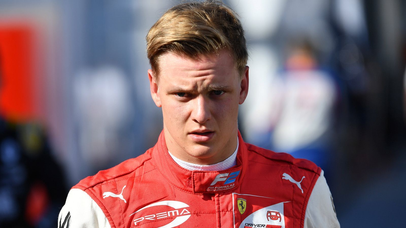 
                <strong>Das Momentum</strong><br>
                Nach der wochenlangen Pause ging Schumacher mit 22 Zählern Vorsprung in die beiden finalen Rennwochenenden. Allerdings verlor er dann vor einer Woche in Bahrain an Boden. Ilott holte sich die Pole Position, landete im Hauptrennen auf zwei, Schumacher auf Platz vier. Im Sprint hingegen holte Schumacher Platz sieben, Ilott enttäuschte mit Platz 16. Nun also fuhren beide direkt hintereinander über die Ziellinie, Schumi Jr. sicherte sich zudem die schnellste Runde. Es bleibt spannend bis zum Schluss.
              