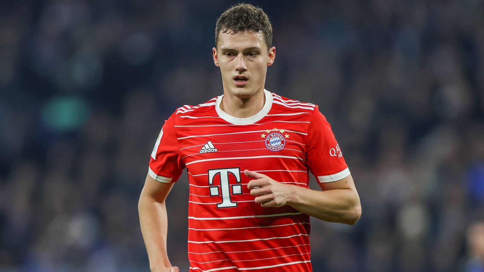 
                <strong>Benjamin Pavard</strong><br>
                Ohne Probleme gegen die Schalker Offensive. Flanken, die in den bayerischen Strafraum fliegen, werden gekonnt weggeköpft, und Pässe, die die Schalker Stürmer finden sollen, einfach am Boden abgefangen. Tres bien, Monsieur Pavard. ran-Note: 3
              