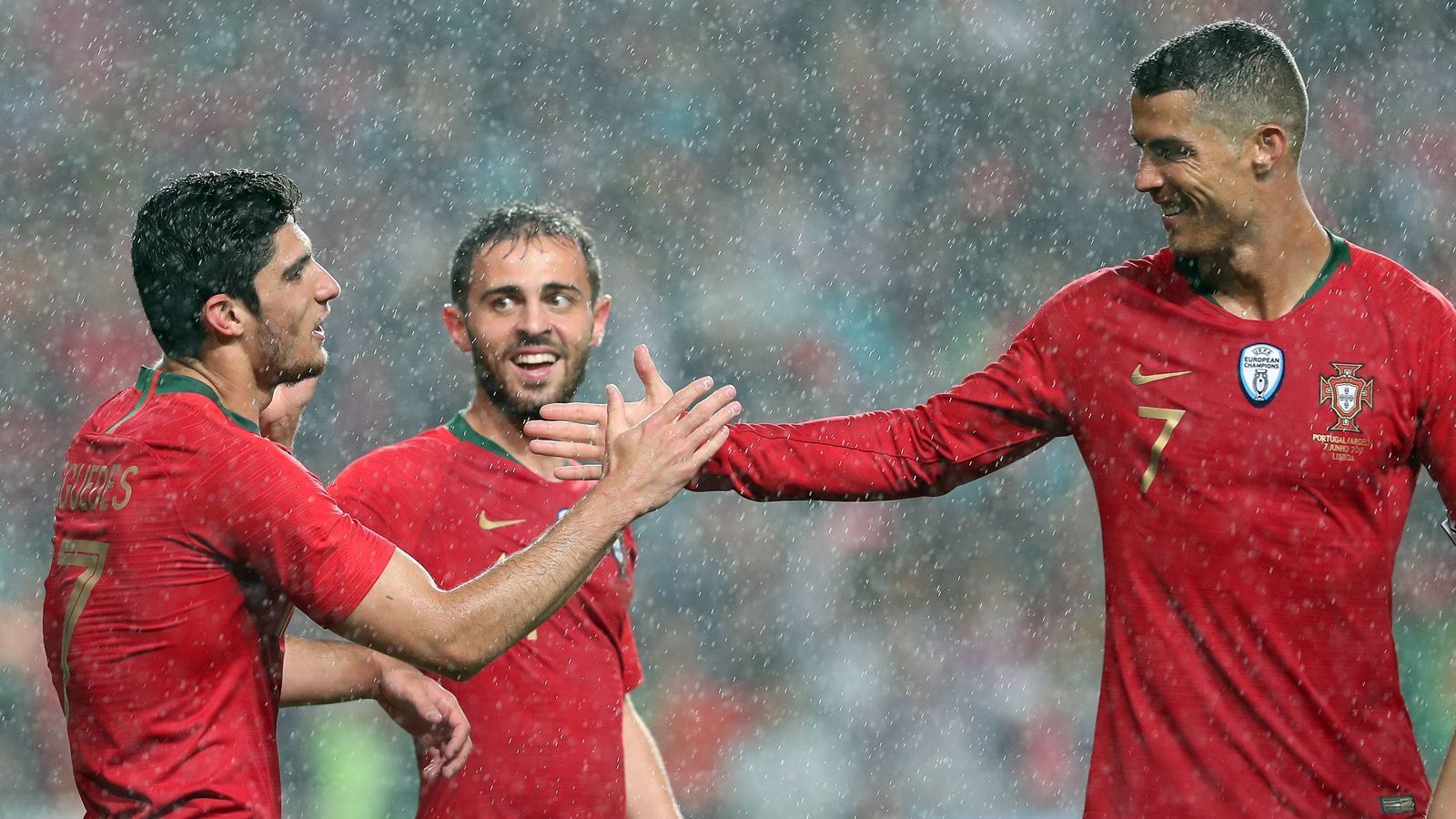 
                <strong>Platz 9 - Portugal</strong><br>
                Gegen Tunesien verdaddelte der Europameister eine 2:0-Führung und spielte 2:2. Danach folgte in Belgien eine Nullnummer. Das waren die Testspiele ohne Superstar Cristiano Ronaldo. Kaum war der Torjäger wieder mit an Bord, gab es ein 3:0 gegen Algerien, allerdings ohne ein Tor von CR7. Dafür schnürte Goncalo Guedes einen Doppelpack, Bruno Fernandes steuerte Treffer Nummer drei bei. Wenn die Tormaschine Ronaldo (81 Treffer in 150 Länderspielen) auch mal bei einer WM wie geschmiert läuft, kann Portugal weit kommen. Bislang war Ronaldos Quote mit drei Toren in 13 WM-Spielen nicht so überragend.
              