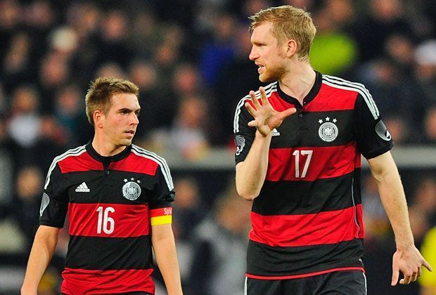 
                <strong>Philipp Lahm und Per Mertesacker</strong><br>
                Nach der WM Gold bei Olympia? Laut "Bild" könnte dies für Philipp Lahm (l.) und Per Mertesacker wahr werden. Das Duo will offenbar 2016 bei Olympia in Rio auflaufen. Dafür muss die U21 bei der EM mindestens ins Halbfinale, braucht dafür noch einen Punkt im letzten Gruppenspiel.
              