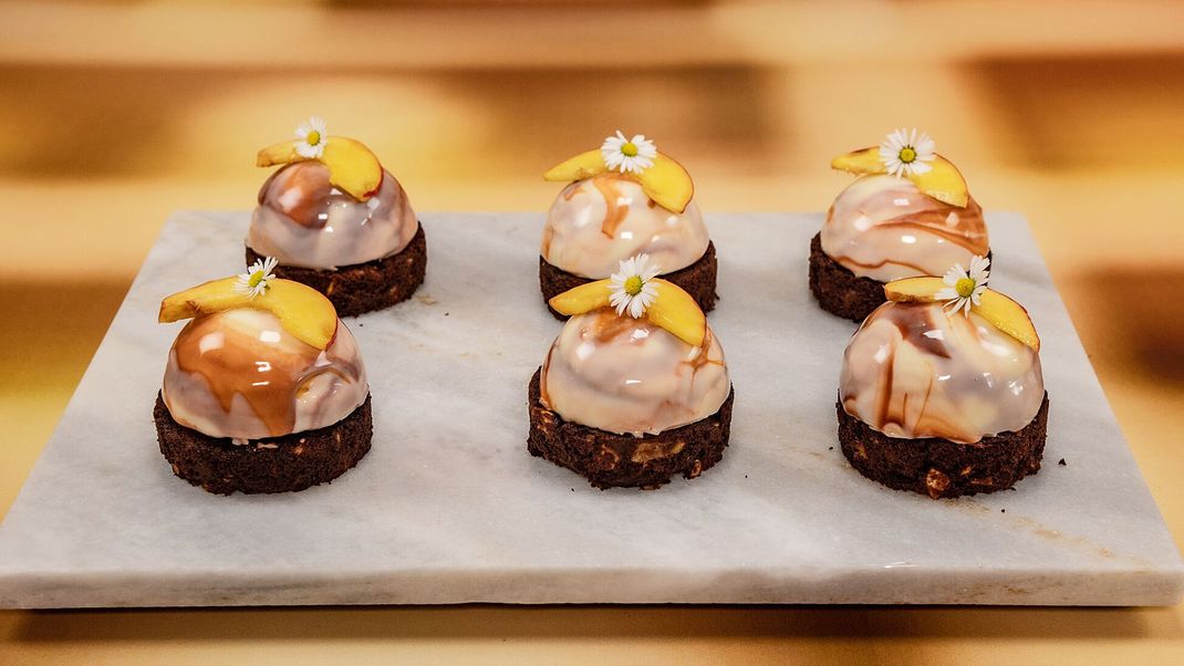 Apfel-Nektarinen-Brownie mit Cheesecake-Karamell-Füllung, Nektarinen-Kompott und
Mirror Glaze