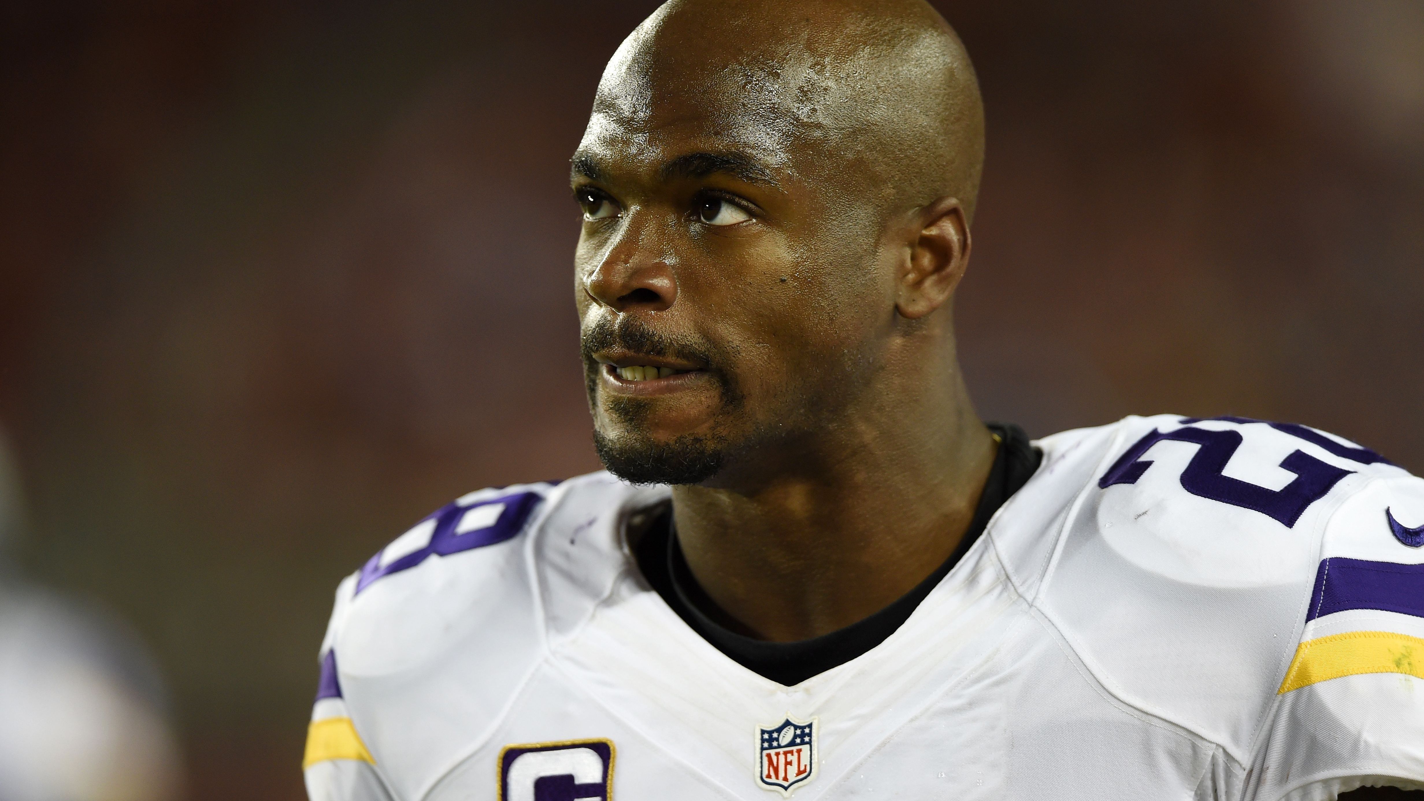 2014 wurde der Star-Running-Back der Minnesota Vikings mit einer Strafe über drei Game-Checks belegt, was in Summe <strong>2.073.529 US-Dollar</strong> entsprach. Weil er seinen damals 4-jährigen Sohn mit einer Rute geschlagen hatte, erhielt er die Strafe wegen des Verstoßes gegen die Verhaltensregeln der Liga.