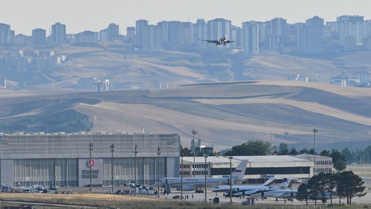 1. August 2024, Türkei, Ankara: Flugzeuge, die vermutlich aus Russland kommende Gefangene transportieren, bei ihrer Ankunft auf dem Flughafen