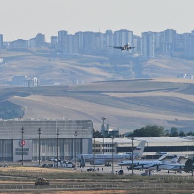 1. August 2024, Türkei, Ankara: Flugzeuge, die vermutlich aus Russland kommende Gefangene transportieren, bei ihrer Ankunft auf dem Flughafen