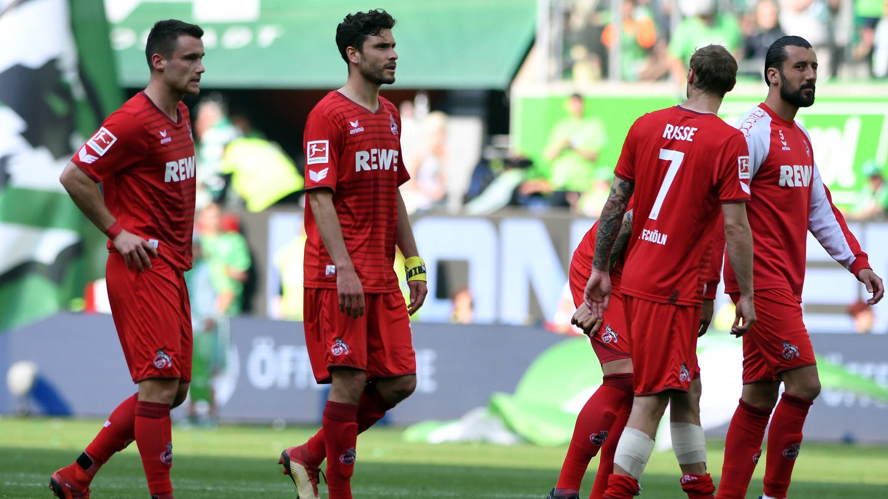 
                <strong>1. FC Köln (Saison 2017/18, zwei Punkte, 4:22 Tore)</strong><br>
                Die Saison 2017/18 markierte für die Domstädter eine echte Horror-Saison. Unter Peter Stöger und Stefan Ruthenbeck blieb der FC damals die ersten 16 Spiele ohne Sieg. Da half es auch nichts, dass man in der zweiten Saisonhälfte noch fünf Spiele gewinnen konnte. Mit satten 14 Punkten Rückstand auf einen Nicht-Abstiegsplatz stieg Köln als Letzter ab. Im Jahr darauf gelang allerdings der direkte Wiederaufstieg. 
              