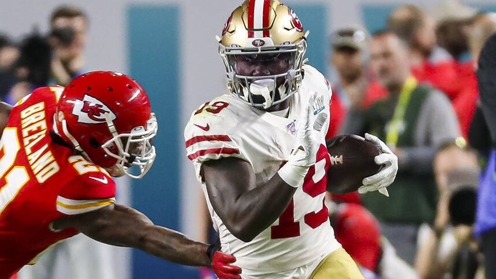 
                <strong>Super Bowl: Receiver Deebo Samuel mit den meisten Rushing Yards</strong><br>
                Deebo Samuel wird sich für seinen Rekord kaum interessieren. Zu sehr dürfte die Niederlage im Super Bowl gegen die Chiefs schmerzen. Vor allem, weil der Wide Receiver mit 39 Yards eine überschaubare Ausbeute vorzuweisen hat. Doch der Rookie feierte trotzdem einen Rekord: Er schaffte als Passempfänger immerhin 53 Rushing Yards, er brach damit die alte Bestmarke von Percy Harvin (45 Yards/Seattle Seahawks).
              