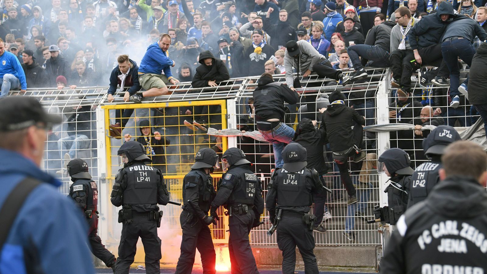 
                <strong>Ausschreitungen in Jena</strong><br>
                Erst dann greifen die anwesenden Polizeikräfte so richtig durch, die Einsatzkräfte beenden daraufhin die Tumulte ... 
              