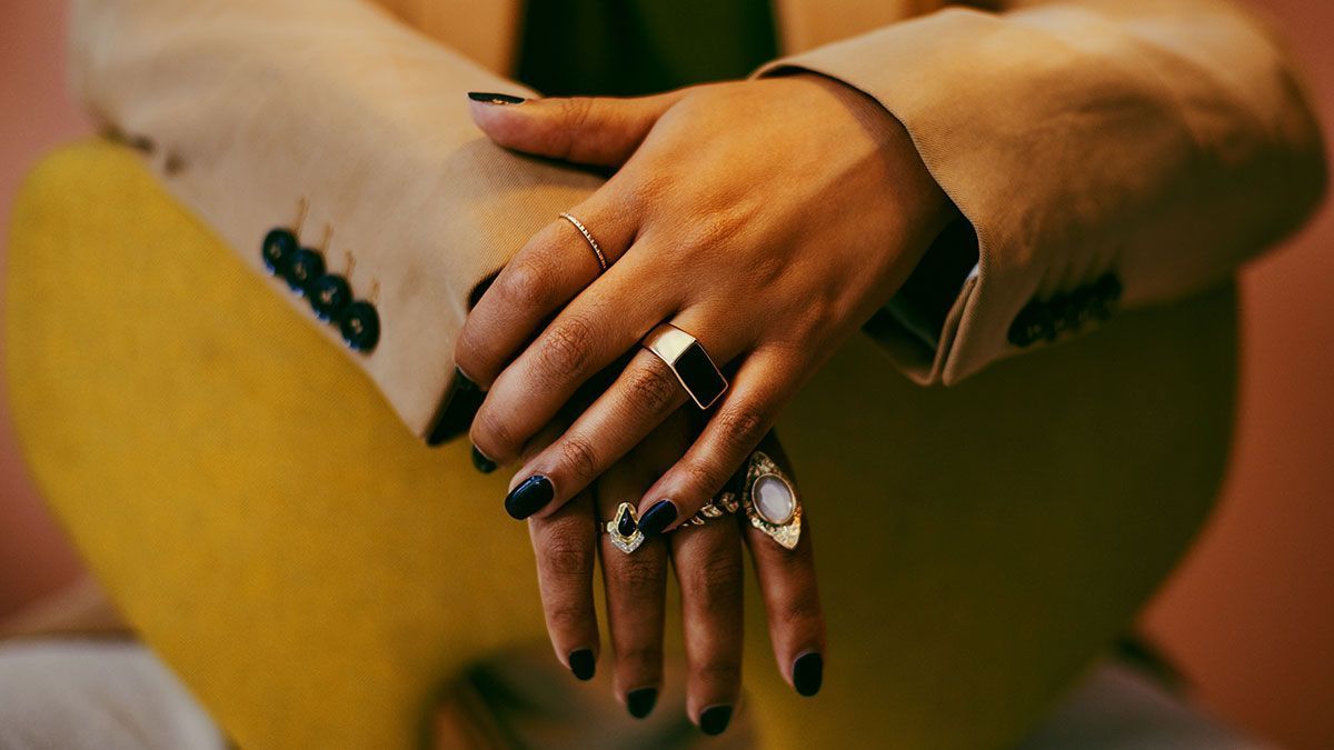 Black is back! Schwarz wirkt elegant und unterstreicht einen modernen Look – und deshalb eine unserer Trend-Sommerfarben für deine Nägel. 