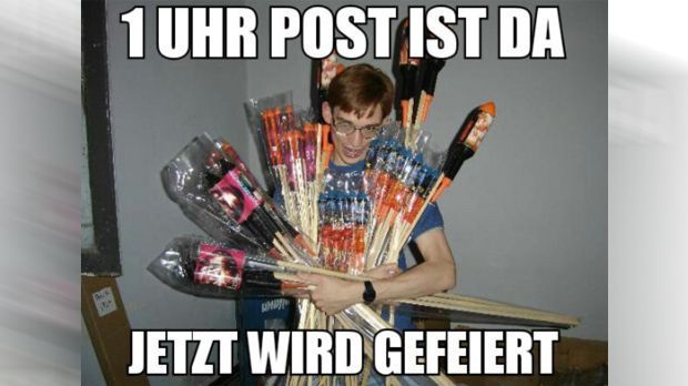 
                <strong>Memes der Community</strong><br>
                Die ran-Community macht ihrem Legendenstatus wieder alle Ehre! Nach dem Erfolg von #rannflsüchtig hat nun auch der 1-Uhr-facebook-Post eine Eigendynamik entwickelt. Das sind die besten Memes unserer User zum täglichen Wahnsinn mit den sexy Damen.
              