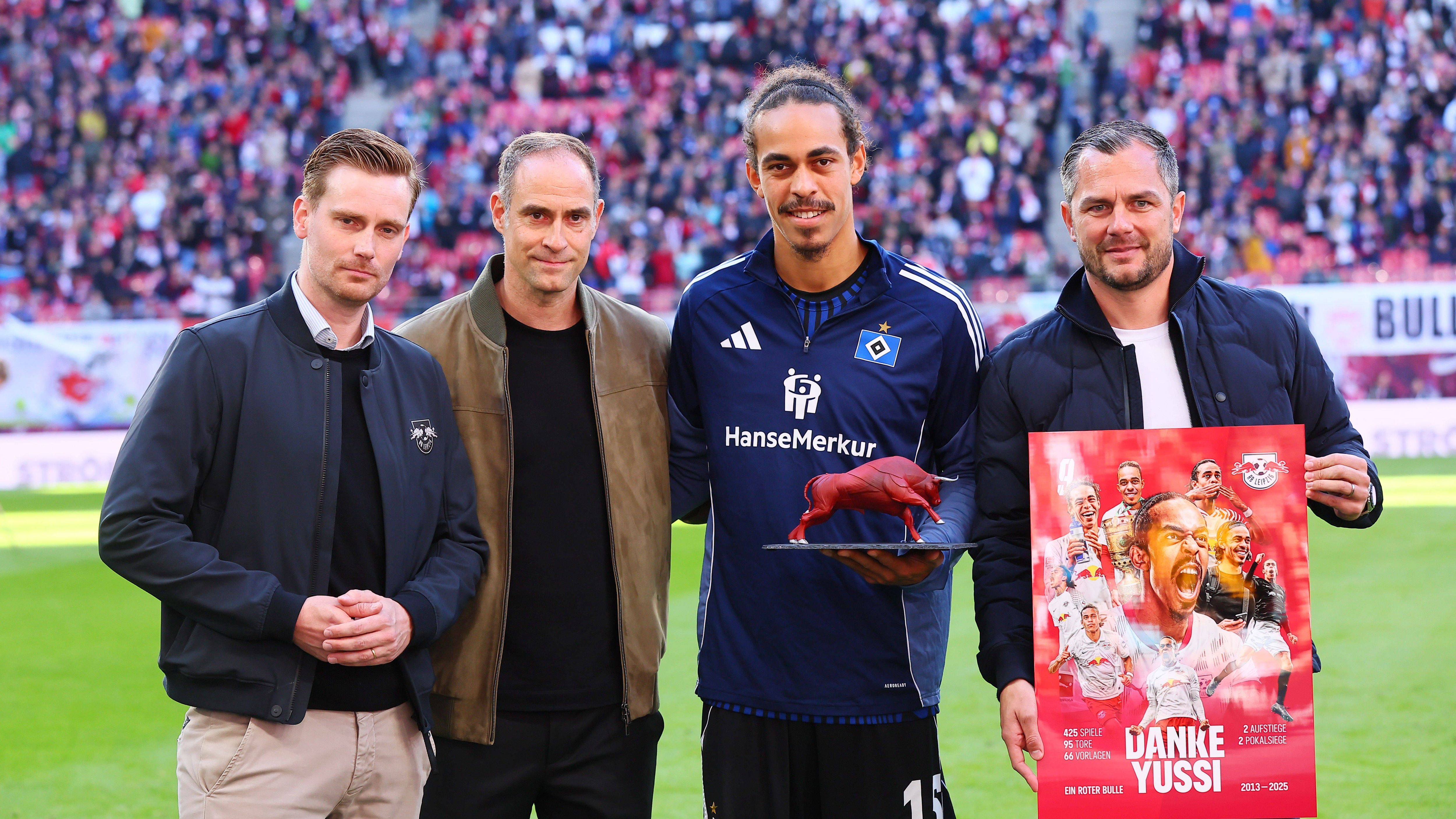 <strong>RB Leipzig verabschiedet Klub-Legende</strong><br>RB-Geschäftsführer Johann Plenge, Red Bull-Chef Oliver Mintzlaff und RB-Geschäftsführer Sport Marcel Schäfer verabschiedeten den 31-Jährigen noch einmal offiziell vor den eigenen Fans.