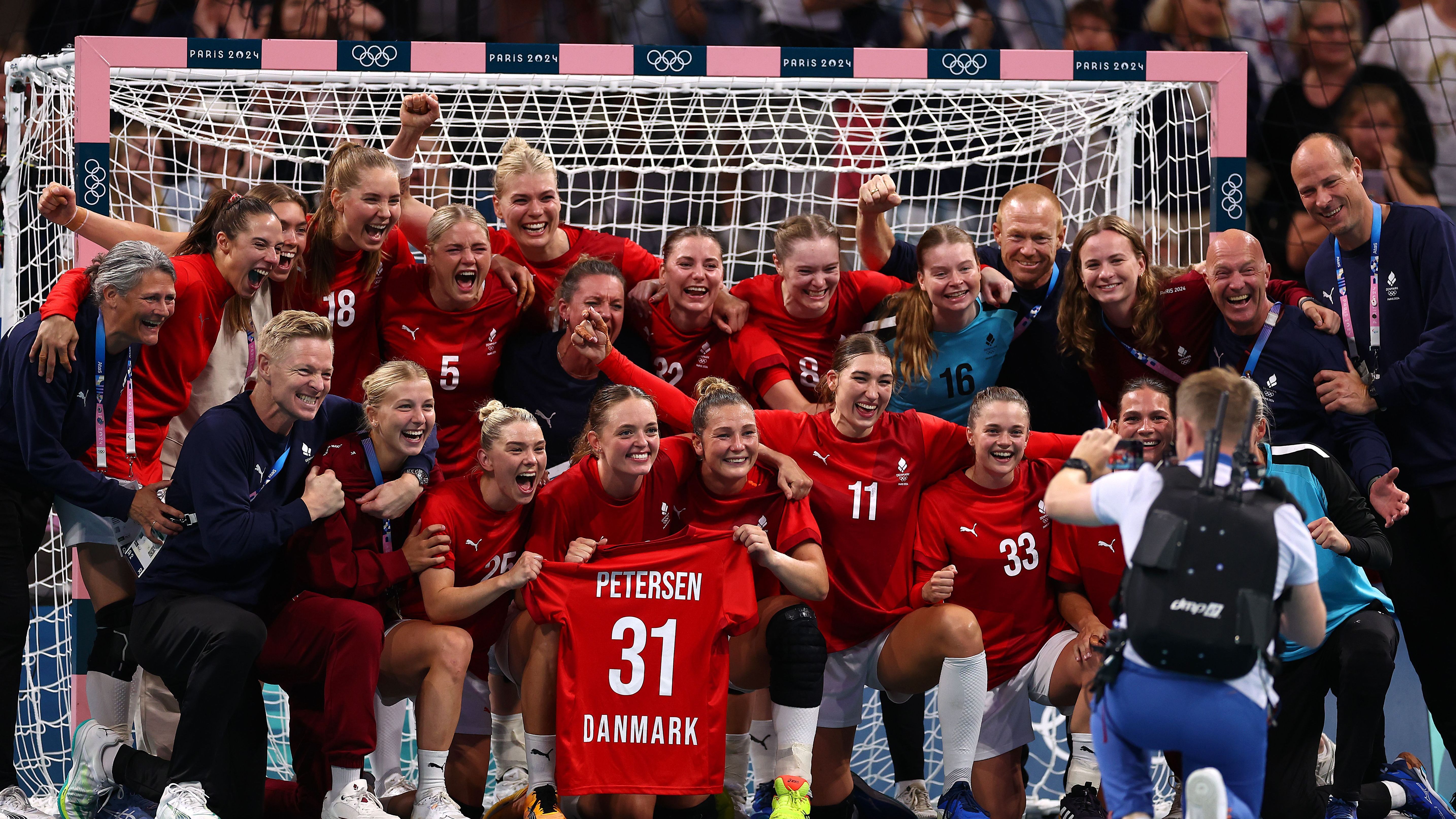 <strong>Olympia 2024: Die besten Bilder des 15. Tages</strong><br>Dänemark bejubelt Handball-Bronze und widmet die Medaille der verletzten Simone Petersen.