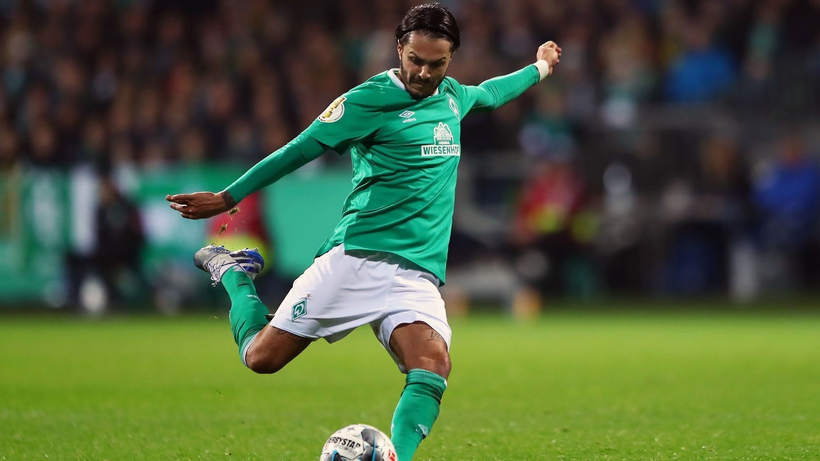 
                <strong>Leonardo Bittencourt (SV Werder Bremen)</strong><br>
                Sehr diszipliniert, vor allem defensiv, in den Zweikämpfen zudem aggressiv. Dafür anfangs offensiv nicht genau genug in seinen Aktionen. Bis er nach einer halben Stunde den Ball sehenswert in den Giebel schweißt. Er lässt in Hälfte zwei stark nach, ist nicht mehr so präsent und defensiv längst nicht mehr in allen Aktionen auf der Höhe. ran-Note: 3
              