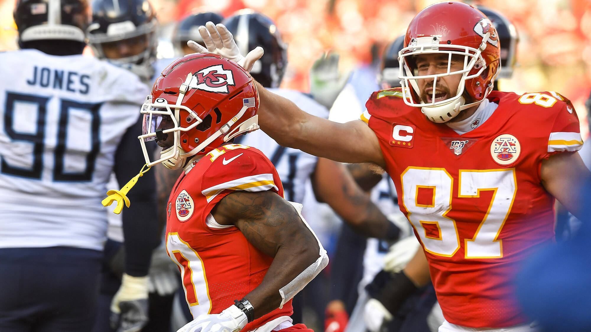 
                <strong>Platz 2: Kansas City Chiefs</strong><br>
                Das Receiver Corps der Chiefs kurz zusammengefasst: Travis Kelce (r.) und Tyreek Hill (l.). Das wäre theoretisch schon alles, was es über das Receiving Corps der Kansas City Chiefs zu berichten gibt. Als der beste Tight End der NFL legte Kelce im vergangenen Jahr unvorstellbare Zahlen auf und schnappte sich die zweitmeisten Receiving Yards. Als Lieblingsziel von Patrick Mahomes war der 31-Jährige fast immer anspielbar. Das liegt unter anderem auch daran, dass die Chiefs neben Kelce auch noch Hill in ihren Reihen haben. Der wuselige Speedster gilt als der beste Eins-gegen-Eins-Spieler der Liga und ist durch seine enorme Geschwindigkeit fast nicht zu verteidigen. Dazu gesellen sich Mecole Hardman und Demarcus Robinson, die perfekt in das System der Chiefs passen. Auch sie profitieren von ihrem enormen Tempo. Läuft die Offense der Chiefs heiß, hat so gut wie kein Team etwas defensiv entgegen zu setzen. 
              