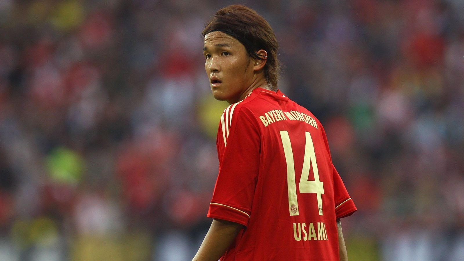 
                <strong>Takashi Usami</strong><br>
                Der Transfer des Japaners zu den Bayern war ein absolutes Missverständnis. 2011 kam er per Leihe von Gamba Osaka nach München und bestritt dort in einem Jahr gerade einmal 124 Minuten in Bundesliga, DFB-Pokal und Champions League. Auch in Hoffenheim und Augsburg gelang dem Japaner kein Durchbruch, erst ein Leihgeschäft zwischen Osaka und Fortuna Düsseldorf zeigte Wirkung, mit den Fortunen stieg Usami in seiner ersten Saison in die Bundesliga auf. Seit Sommer 2019 spielt Usami wieder bei Gamba Osaka. 2020 erzielte er in 27 Ligaspielen fünf Tore und bereitete fünf weitere vor.
              