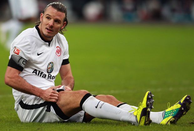 
                <strong>Platz 9: Eintracht Frankfurt - 24,9 Jahre</strong><br>
                Erst mal hinsetzten und ausruhen. Eintracht Frankfurt und Alex Meier landen mit durchschnittlich 24,9 Jahren auf Rang neun der Liste der ältesten Teams der Hinrunde.
              