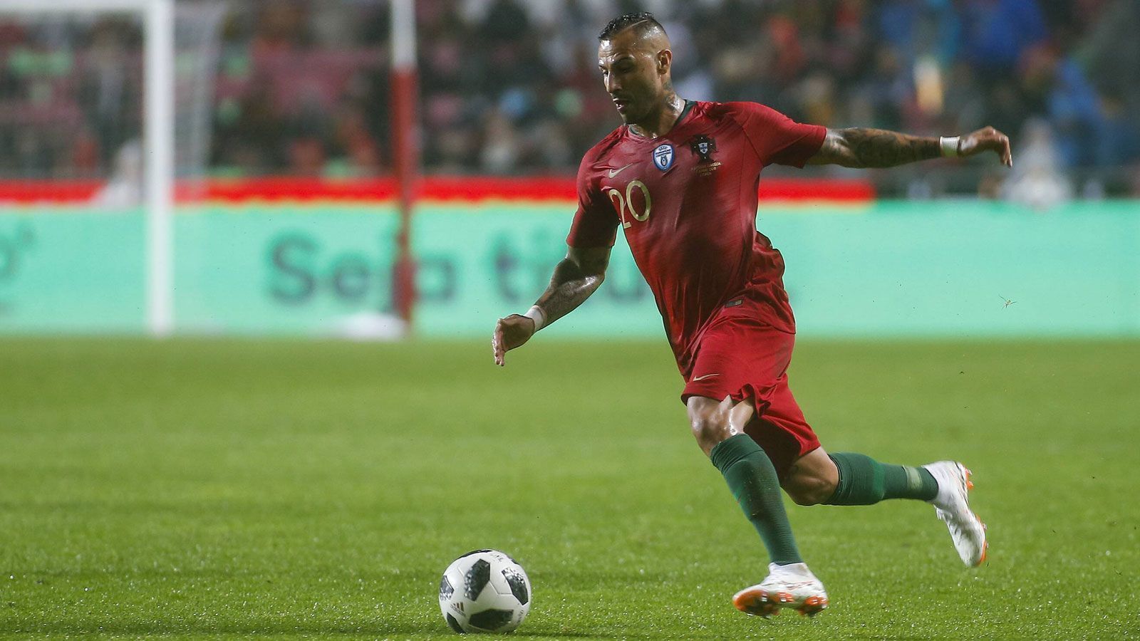 
                <strong>Quaresma (Portugal)</strong><br>
                In der 69. Minute durfte der Außenbahnspieler für den schwachen Bernardo Silva ran. Mit dem dribbelstarken Ricardo Quaresma kam noch ein bisschen mehr Schwung in die Angriffe Portugals, die letztendlich noch zu einem Punktgewinn führten. In der Nachspielzeit hatte er sogar die Siegchance auf dem Fuß, vertändelte diese jedoch. ran-Note: 3
              