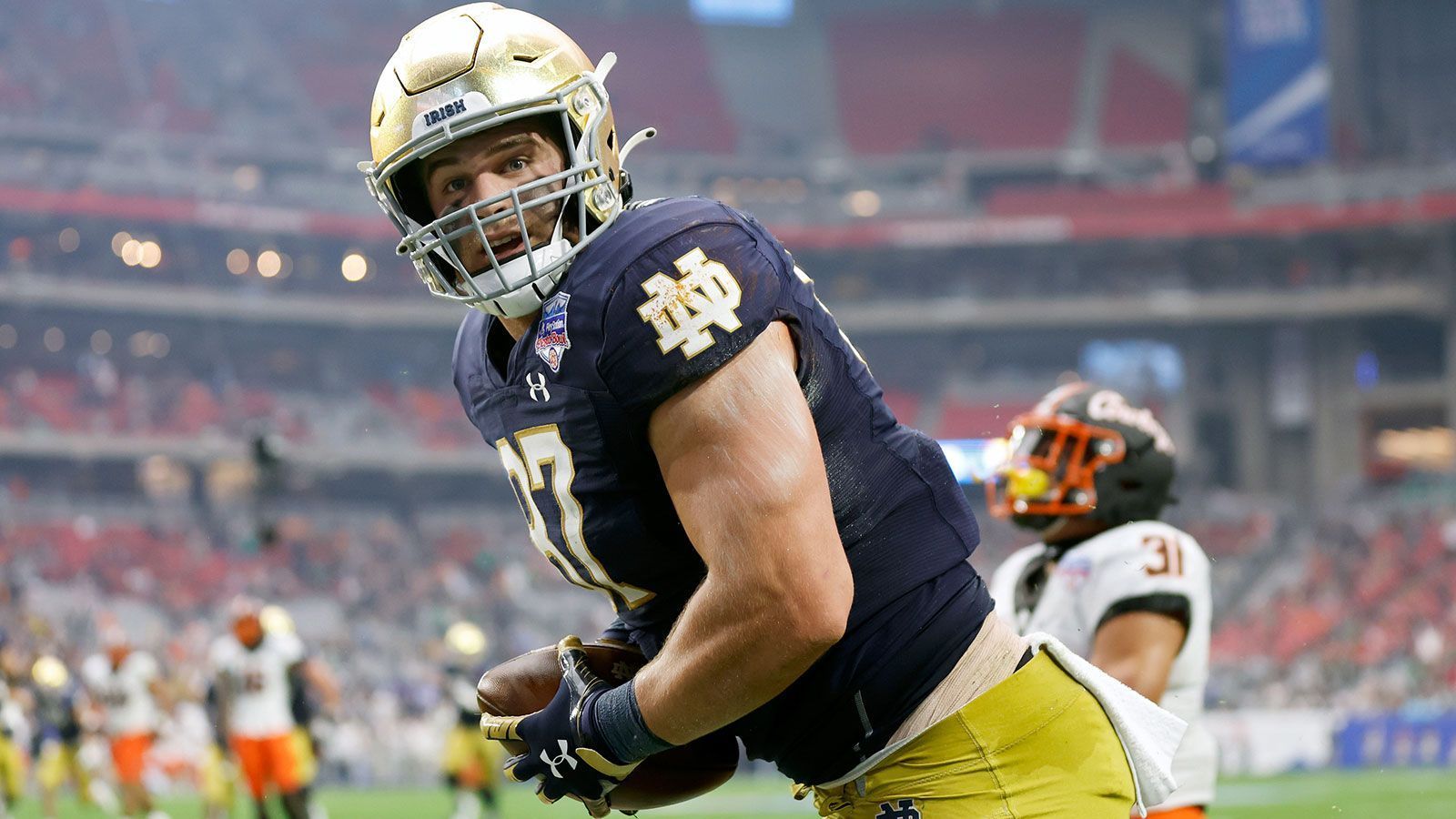 
                <strong>Michael Mayer (Tight End, Notre Dame)</strong><br>
                Mayer bringt alles mit, um als Tight End auch in der NFL zu bestehen. Seine Fähigkeiten als Receiver sind schon jetzt ausgeprägt - er hat sichere Hände, einen weiten Fang-Radius, läuft saubere Routen und ist vor allem bei Contested Catches und bei Läufen über die Mitte des Feldes schwer zu verteidigen. Zudem kann er als Blocker im Lauf- und Passspiel eingesetzt werden, auch wenn die technische Ausrichtung der Hände noch nicht ganz ausgereift ist. Diese Vielseitigkeit, gepaart mit der überdurchschnittlichen Physis, dem unbedingten Willen, Plays zu forcieren und seinen Receiving Skills dürfte den 21-Jährigen zu einem interessanten Spieler für Teams machen, die einen flexibel einsetzbaren Tight End benötigen.
              