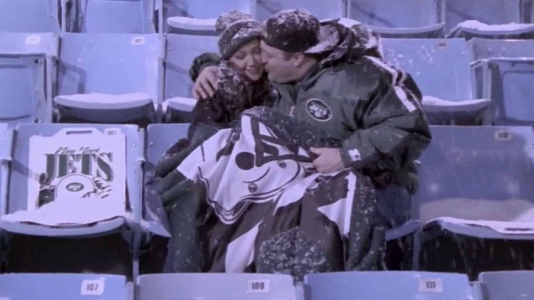 
                <strong>New York Jets - Doug Heffernan ("The King of Queens")</strong><br>
                Die Wahl eines fiktiven Fans der New York Jets ist denkbar einfach: Doug Heffernan, Hauptfigur der Sitcom "The King of Queens" ist New Yorker durch und durch und lebt für die "Gang Green". Den Heiratsantrag für seine Carrie führt Doug selbstverständlich im Stadion der Jets aus und auch Weihnachtsschmuck der Miami Dolphins kommt dem Paketzusteller nicht ins Haus. Auch im echten Leben drückt Schauspieler Kevin James den Jets die Daumen, seine Tochter Shea Joelle ist sogar nach der früheren Heimstätte der Jets und Mets (MLB; "Shea Stadium") benannt.Doug spielt Football (in den falschen Farben): https://www.youtube.com/watch?v=vmuMJDOnIDM
              