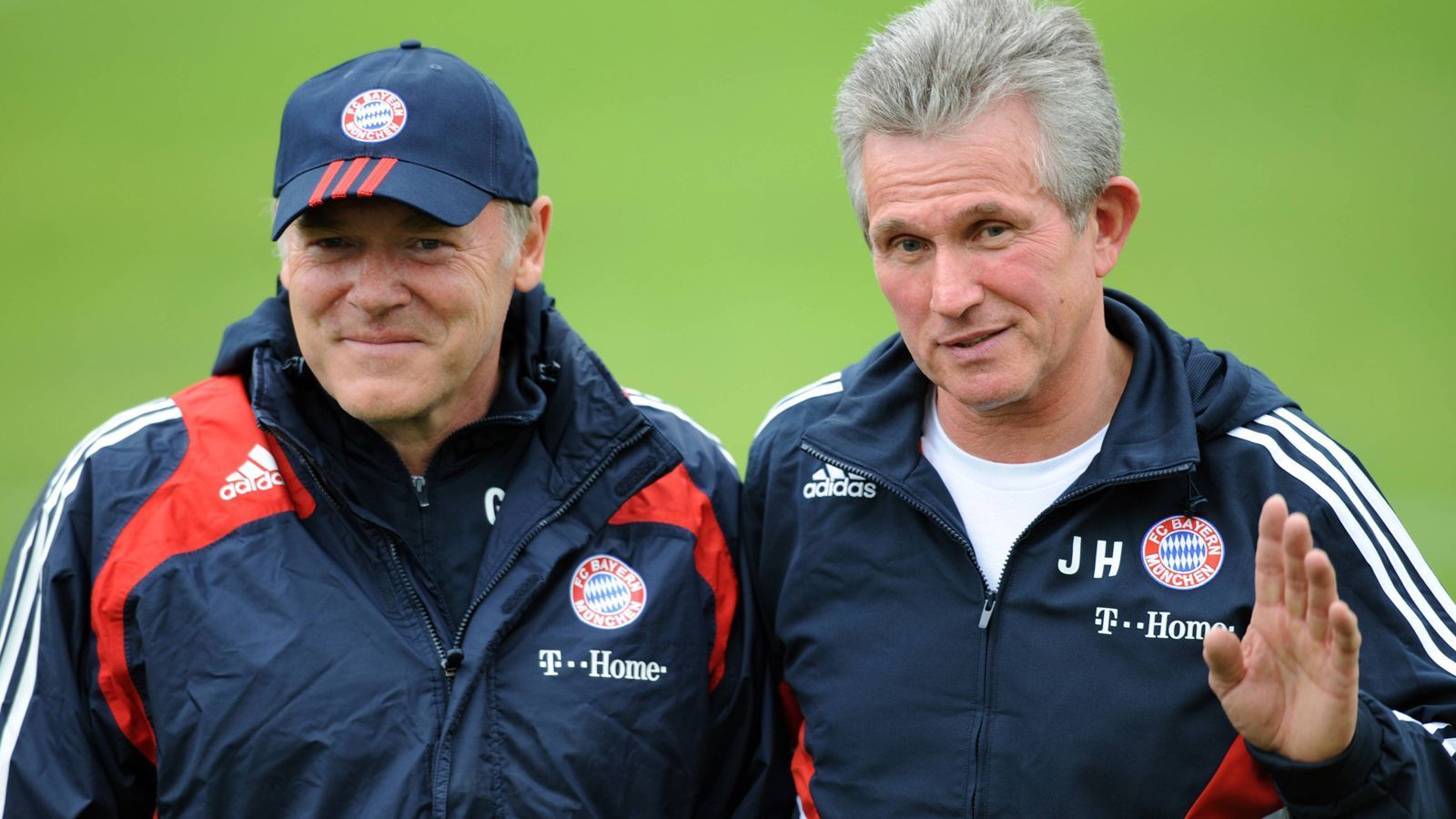
                <strong>Bayern Teil 2</strong><br>
                Die Dellen bügelte er dank der Bayern wieder aus, denn noch insgesamt dreimal ließ er sich von Hoeneß überreden, den Trainerjob zu übernehmen. 2009 sollte er die Kohlen aus dem Feuer holen, nach der erfolglosen Ära Klinsmann zumindest die Quali für die Champions League eintüten. Was er in fünf Spielen auch tat. Ein Running Gag, der damals begann: Heynckes' Schäferhund Cando, der daheim in Schwalmtal sehnsüchtig auf sein Herrchen warten musste.
              