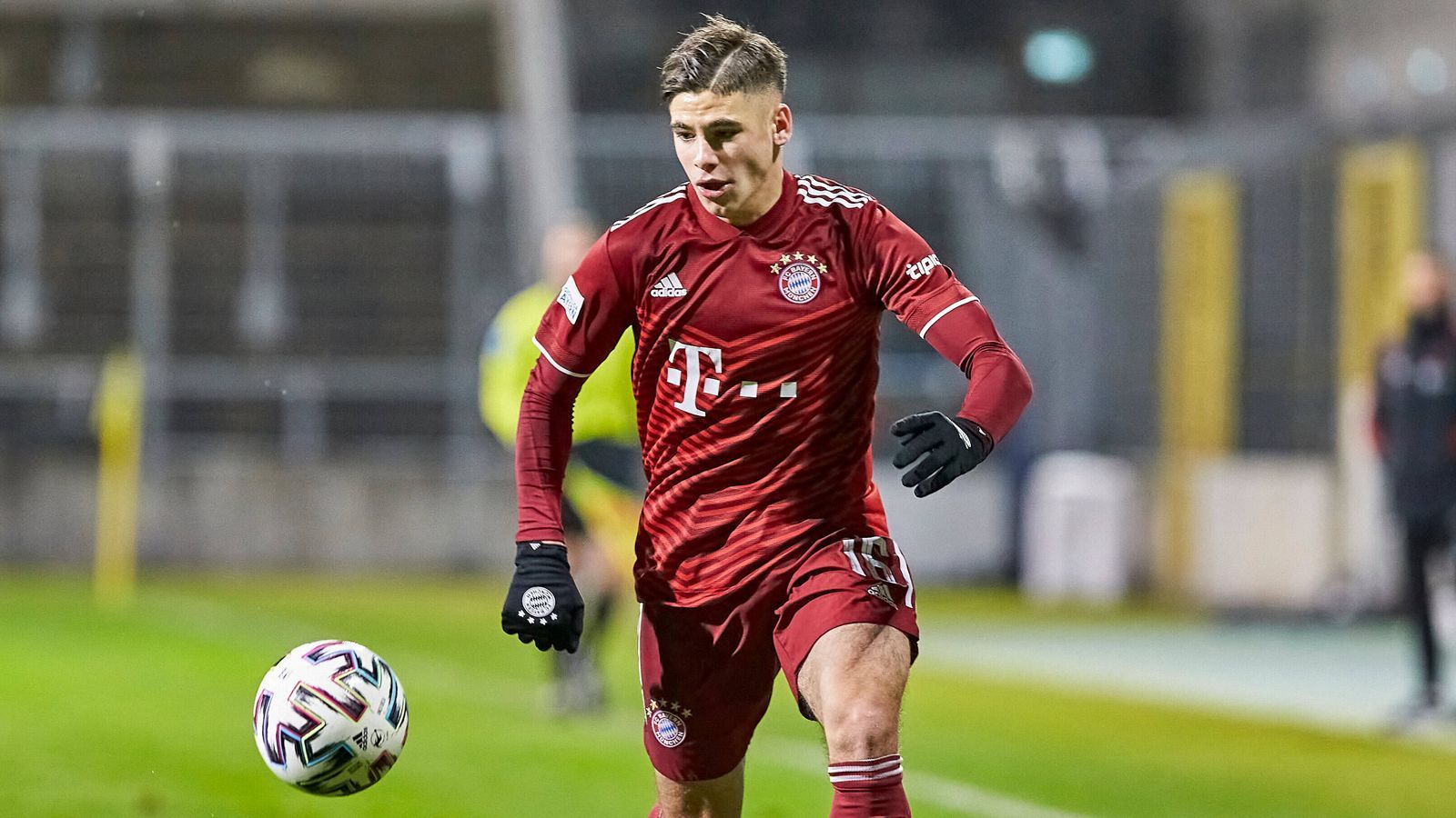 
                <strong>Nemanja Motika (18 Jahre, Sturm)</strong><br>
                Mit 15 Treffern in der laufenden Saison ist Motika der erfolgreichste Torjäger vom FC Bayern München II, belegt insgesamt Platz 3 in der Regionalliga Bayern. An Selbstvertrauen mangelt es ihm nicht. In einem Interview mit dem serbischen Sportportal "Mozzartsport" tönte er: "Ich kann mich bereits jetzt mit Spielern wie Sane und Coman messen. Ich habe jeden Tag die Möglichkeit dazu. In einem gesunden Wettbewerb ist es mein Ziel, ihre Plätze in der Startelf zu gefährden." Es wäre allerdings auch möglich, dass er seine Chance bei einem anderen Verein sucht. Nach Informationen von "Sky" sind unter anderem die Zweitligisten Hamburger SV und Werder Bremen an einer Verpflichtung interessiert.
              