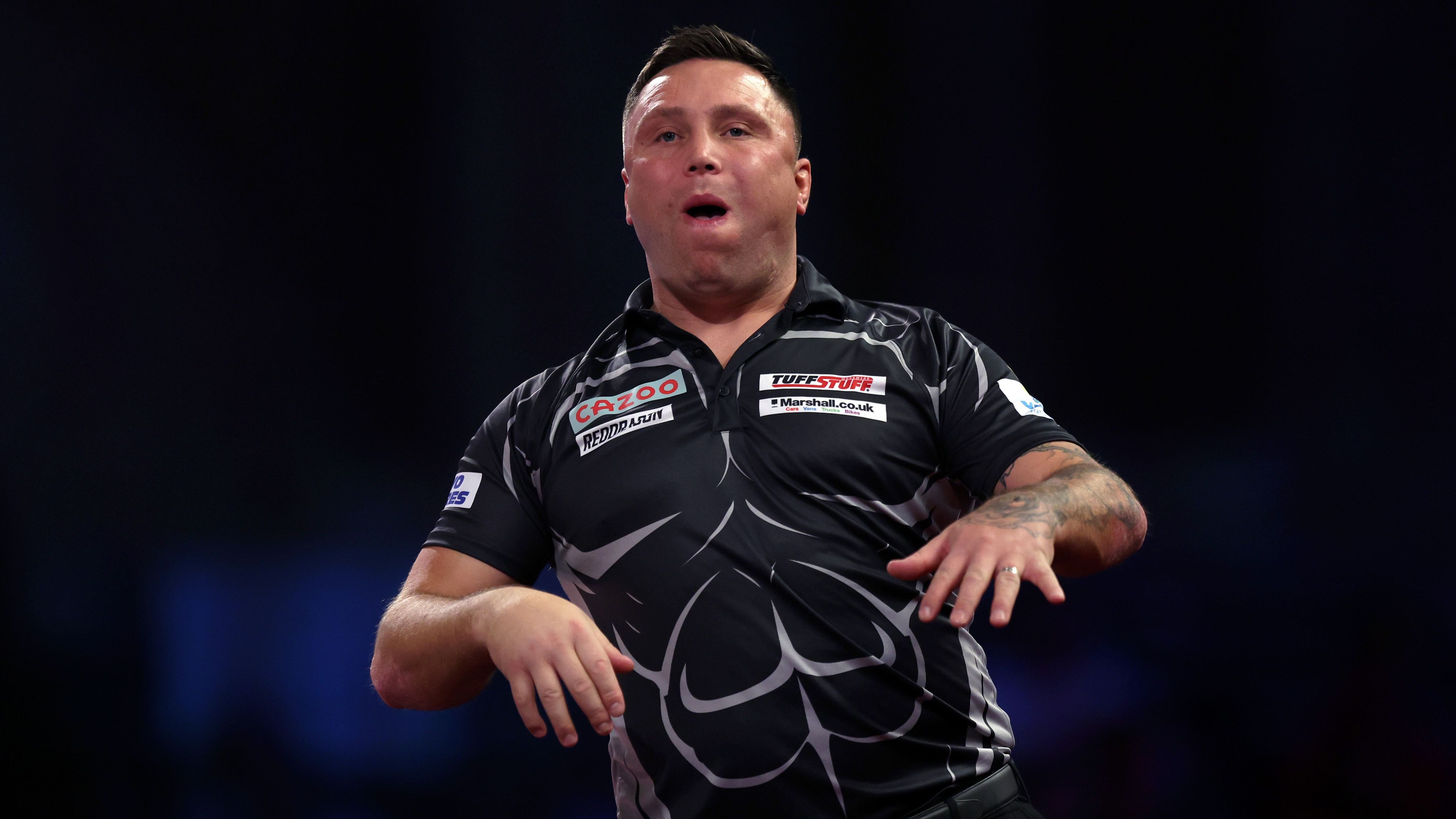 <strong>WM 2023: Price-Geste</strong><br>Nach einer verpassten Triple-20 für eine 180er Aufnahme streckte Price beide Hände nach vorne und schob die Zunge gegen die Unterlippe. Darts-Fans eskalierten auf Social Media, warfen ihm Verunglimpfung von Behinderten vor. Die PDC erinnerte den Waliser, der Jose de Sousa im Achtelfinale mit 4:1 bezwang, in der Folge an die Einhaltung der Standards und gab in seinem Namen eine Entschuldigung heraus.