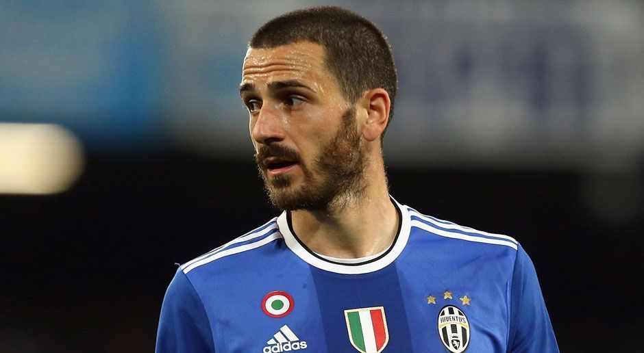 
                <strong>Leonardo Bonucci (Juventus -> AC Mailand)</strong><br>
                Transfer-Hammer in der Serie A! Der AC Mailand hat sich die Dienste von Juve-Innenverteidiger Leonardo Bonucci gesichert und damit ein dickes Ausrufezeichen an die Konkurrenz gesendet. Nach dem obligatorischen Medizincheck wird der 30-Jährige einen Fünfjahresvertrag unterschreiben. Die Ablöse für den italienischen Nationalspieler soll bei rund 40 Millionen Euro liegen. Nach übereinstimmenden Medienberichten verdient der Das Defensiv-Spezialisten bei Milan 7,5 Millionen Euro pro Jahr.  
              