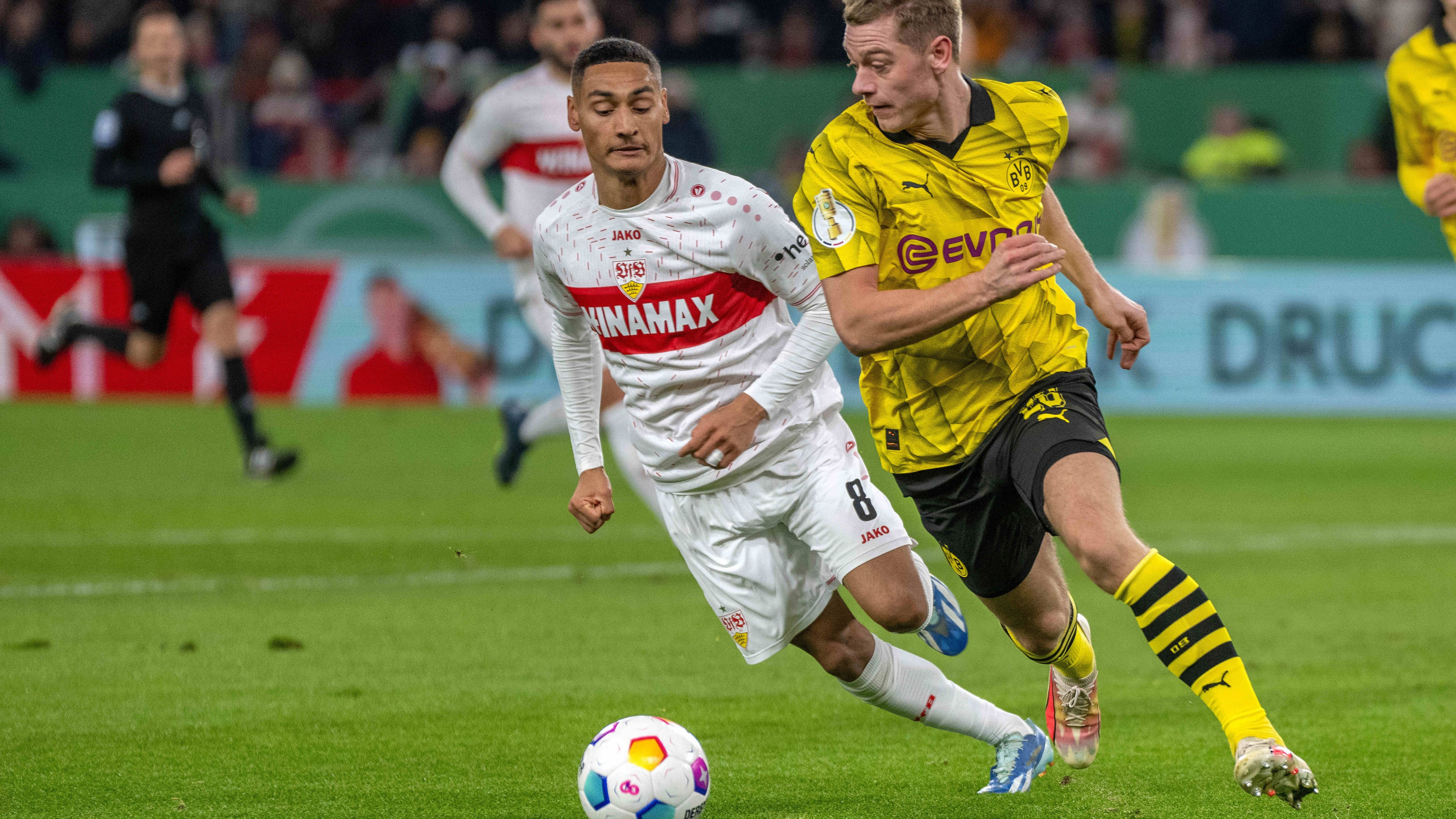 <strong>Enzo Millot<br></strong>In der aktiven VfB-Offensive zu Beginn noch der Unscheinbarste. In der zweiten Hälfte deutlich stärker, bereitet erst eine gute Chance von Guirassy und dann dessen Führungstor mit gut getimten Pässen in den Lauf vor. Vergibt wenig später selbst eine Großchance. Nach Führichs Auswechslung geht er auf die linke Seite und leitet dort das 2:0 mit ein. <strong>ran-Note: 2</strong>