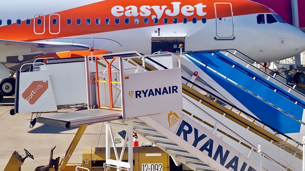 Die spanische Regierung verhängt Millionenstrafen gegen Billig-Airlines wie Ryanair und Easyjet aufgrund unzulässiger Handgepäck-Praktiken