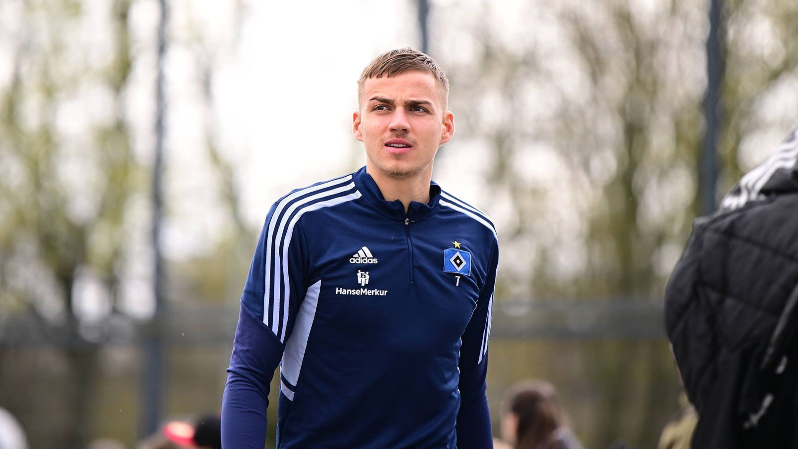 
                <strong>Filip Bilbija (Hamburger SV) </strong><br>
                Kommt in der 67. Minute und holt sich sofort eine Gelbe Karte ab. Kann dem Spiel aber auch keine entscheidende Wende geben. ran-Note: 4
              