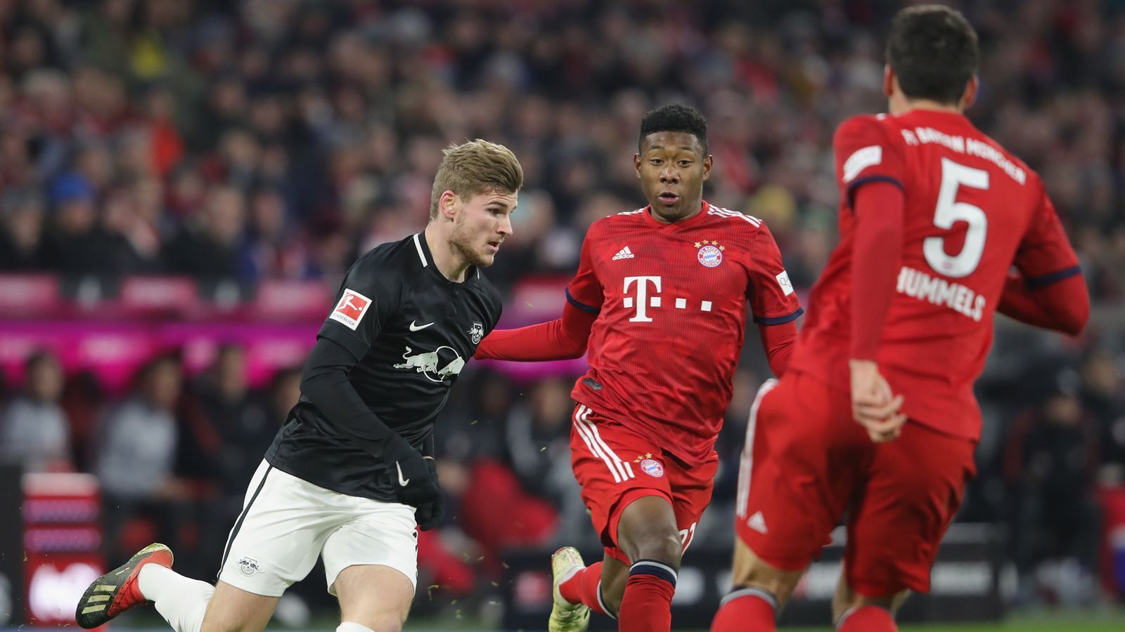 
                <strong>33. Spieltag: RB Leipzig - FC Bayern</strong><br>
                Nach einigen Anlaufschwierigkeiten haben sich die Leipziger wieder gefangen und sind unter Interimstrainer Ralf Rangnick wieder voll auf Champions-League-Kurs. Die Bilanz spricht für die Bayern. Von den sechs Aufeinandertreffen konnten die Münchner fünf gewinnen. Der 1:0-Hinspielsieg war allerdings eine knappe Angelegenheit für den Rekordmeister. Die Leipziger haben in dieser Saison die wenigsten Gegentore kassiert. Wenn die Sachsen Lewandowski und Co. in Schach halten können, ist etwas möglich. Gerade Timo Werner könnte mit seiner Schnelligkeit ein Problem für Hummels und Süle darstellen. Auf dem Nationalspieler wird ein besonderer Fokus liegen - immer wieder gibt es Gerüchte um einen Wechsel nach München. 
              