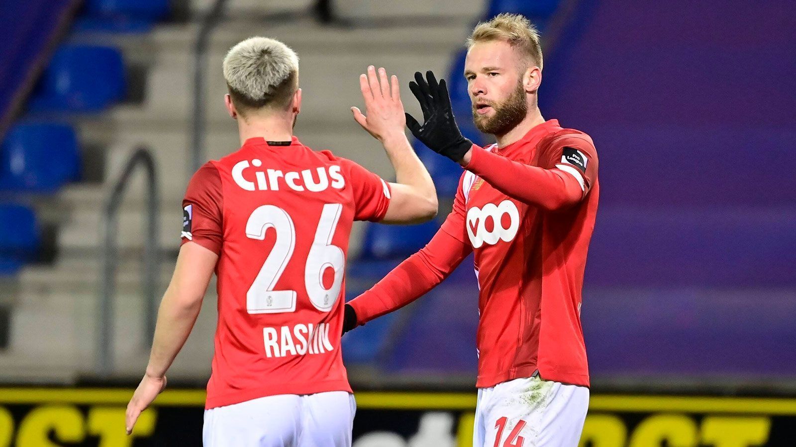 
                <strong>Joao Klauss (Standard Lüttich)</strong><br>
                In der Hinrunde der aktuellen Saison kam Joao Klauss (re.) auf mickrige 46 Bundesliga-Minuten für die TSG Hoffenheim, zur Rückrunde schloss er sich für anderthalb Jahre dem belgischen Klub Standard Lüttich an. Dort überzeugt der Brasilianer mit acht Torbeteiligungen in elf Ligaspielen und schickt sich an, es einem seiner Vorgänger in Sinsheim gleich zu tun - Landsmann Joelinton wurde 2016 für zwei Jahre zu Rapid Wien ausgeliehen, schoss nach seiner Rückkehr zur TSG die Bundesliga kurz und klein und wechselte 2019 schließlich für eine vereinsinterne Rekordsumme von 44 Millionen Euro zu Newcastle United.
              