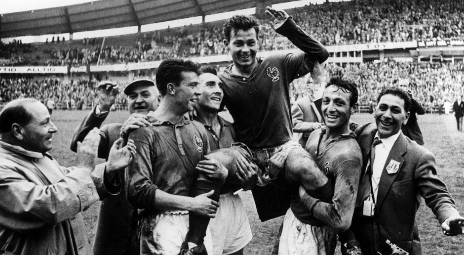 
                <strong>Platz 4: Just Fontaine (Frankreich, 13 Tore)</strong><br>
                Der in Marokko geborene Stürmer wurde zwischen 1953 und 1960 insgesamt nur 21-mal in die "Equipe Tricolore" berufen. Dennoch erzielte er dabei 30 Treffer. 
              